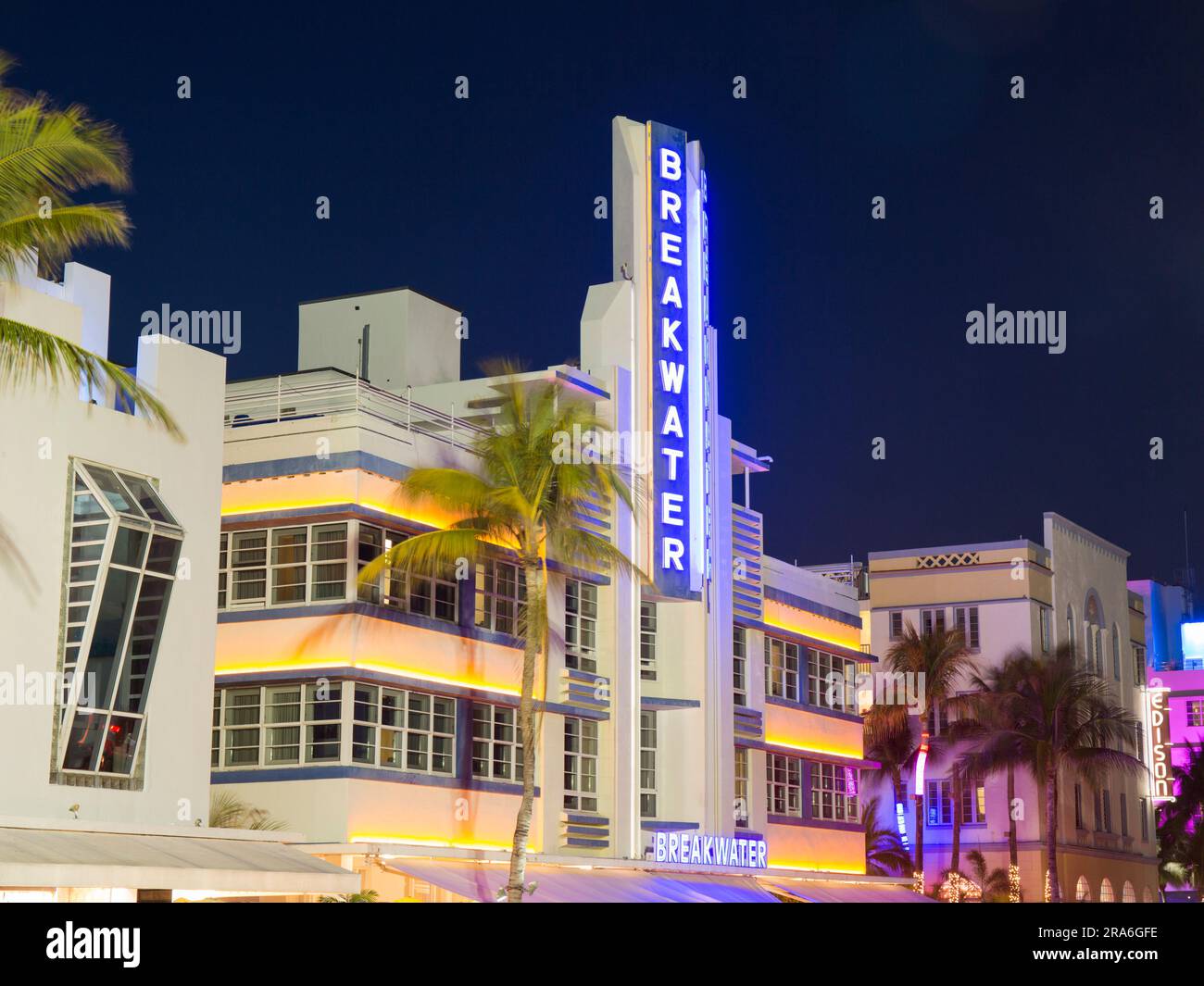 Miami Beach, Floride, États-Unis. L'hôtel Breakwater illuminé de nuit, Ocean Drive, Miami Beach architectural District, South Beach. Banque D'Images Miami Beach, Floride, États-Unis. L'hôtel Breakwater illuminé de nuit, Ocean Drive, Miami Beach architectural District, South Beach. Banque D'Images