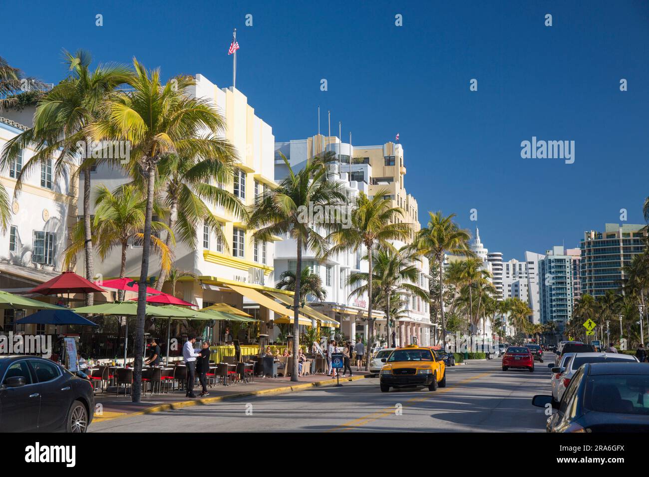 Miami Beach, Floride, États-Unis. Vue vers le nord le long d'Ocean Drive, taxi jaune en vue, Miami Beach architectural District, South Beach. Banque D'Images Miami Beach, Floride, États-Unis. Vue vers le nord le long d'Ocean Drive, taxi jaune en vue, Miami Beach architectural District, South Beach. Banque D'Images