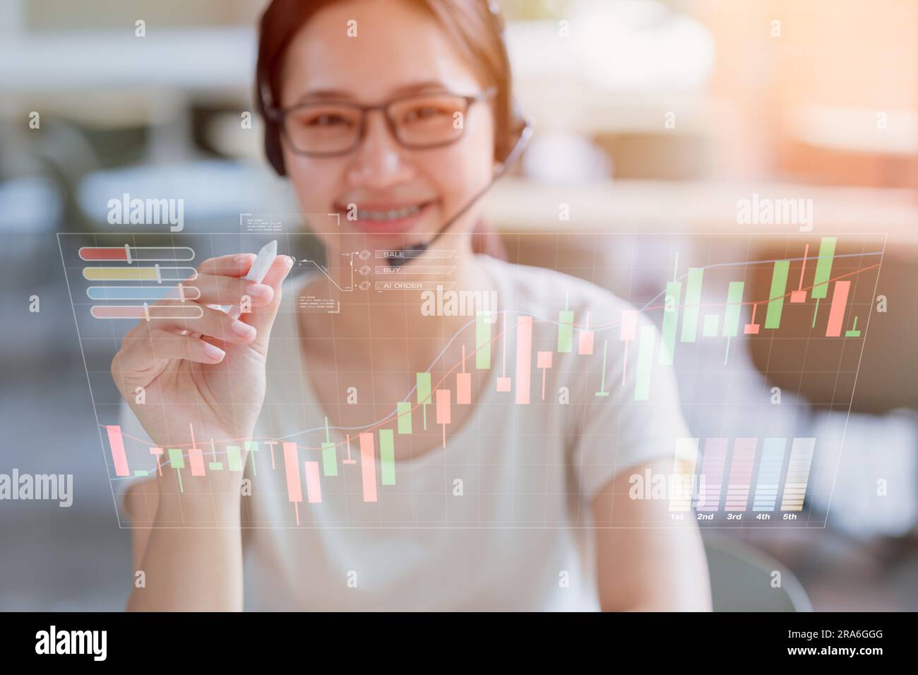 Bonne femme d'affaires souriant en utilisant la technologie moderne holo graphiques superposition de l'ordre de bourse d'échange. Banque D'Images