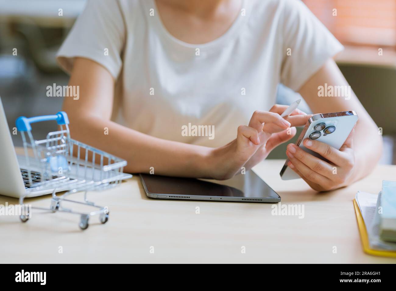 gros plan femme main à l'aide de smartphone marketing application pour acheter en ligne des gens de style de vie moderne. Banque D'Images