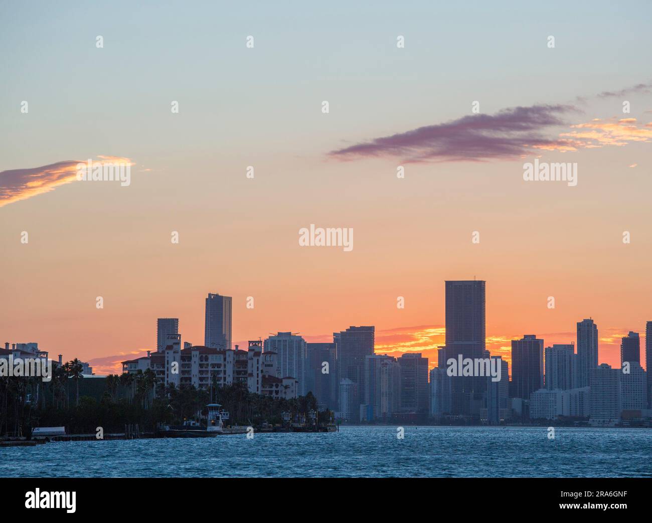 Miami Beach, Floride, États-Unis. Vue de South Pointe Park, South Beach, de l'autre côté de Biscayne Bay aux gratte-ciel du centre-ville de Miami, coucher de soleil. Banque D'Images