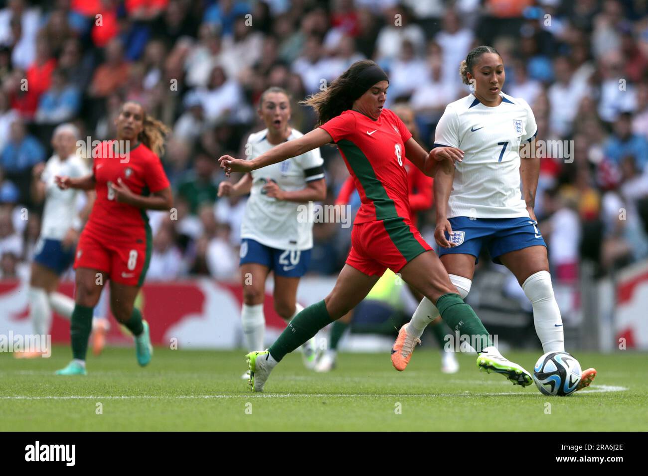 Andreia Jacinto, du Portugal, et Lauren James (à droite), de l'Angleterre, se battent pour le ballon lors d'un match amical international féminin au stade MK, Bletchley. Date de la photo: Samedi 1 juillet 2023. Banque D'Images