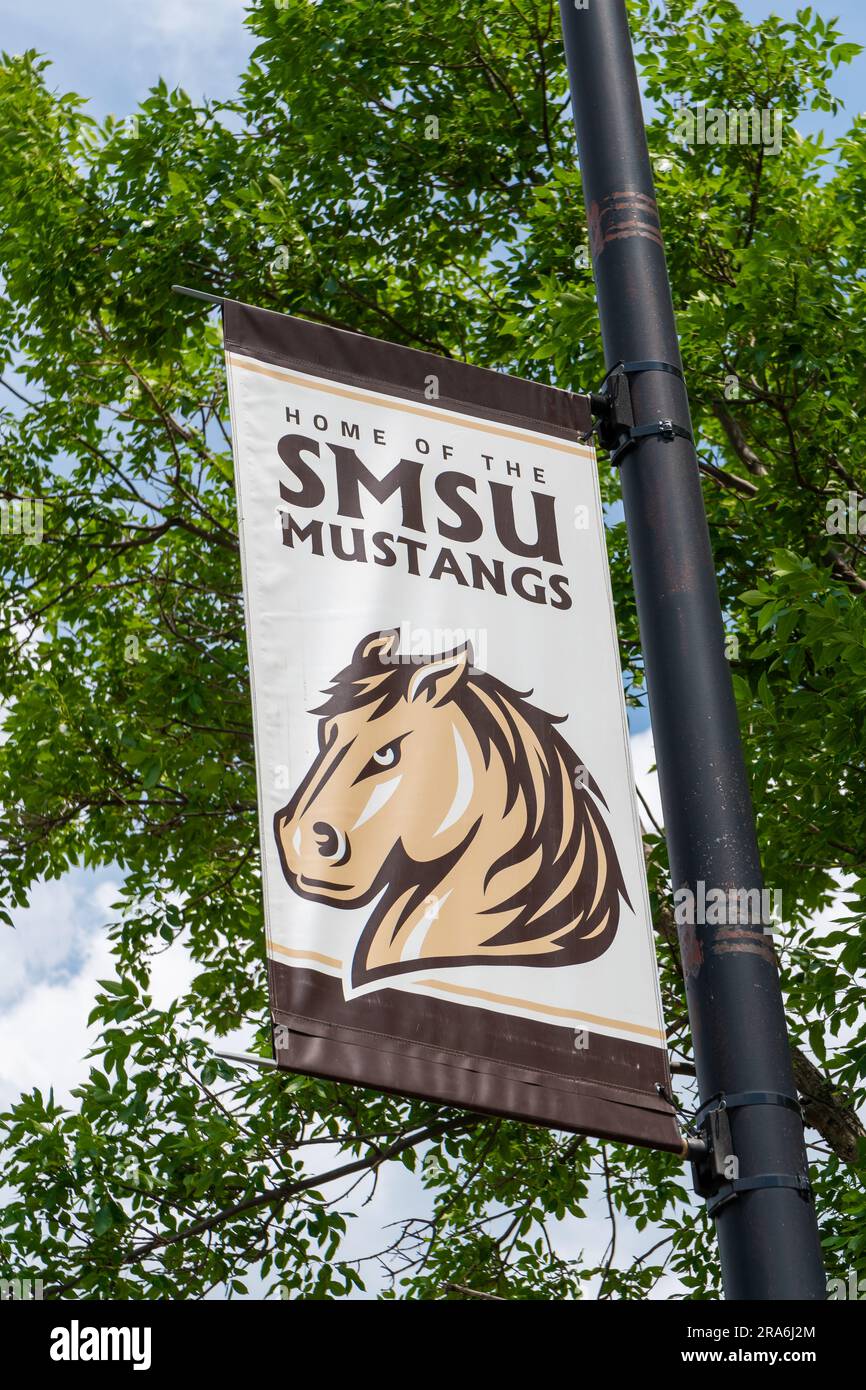 MARSHALL, MN, États-Unis - 21 JUIN 2023 : drapeau et bannière du campus à l'université d'État du Sud-Ouest du Minnesota. Banque D'Images