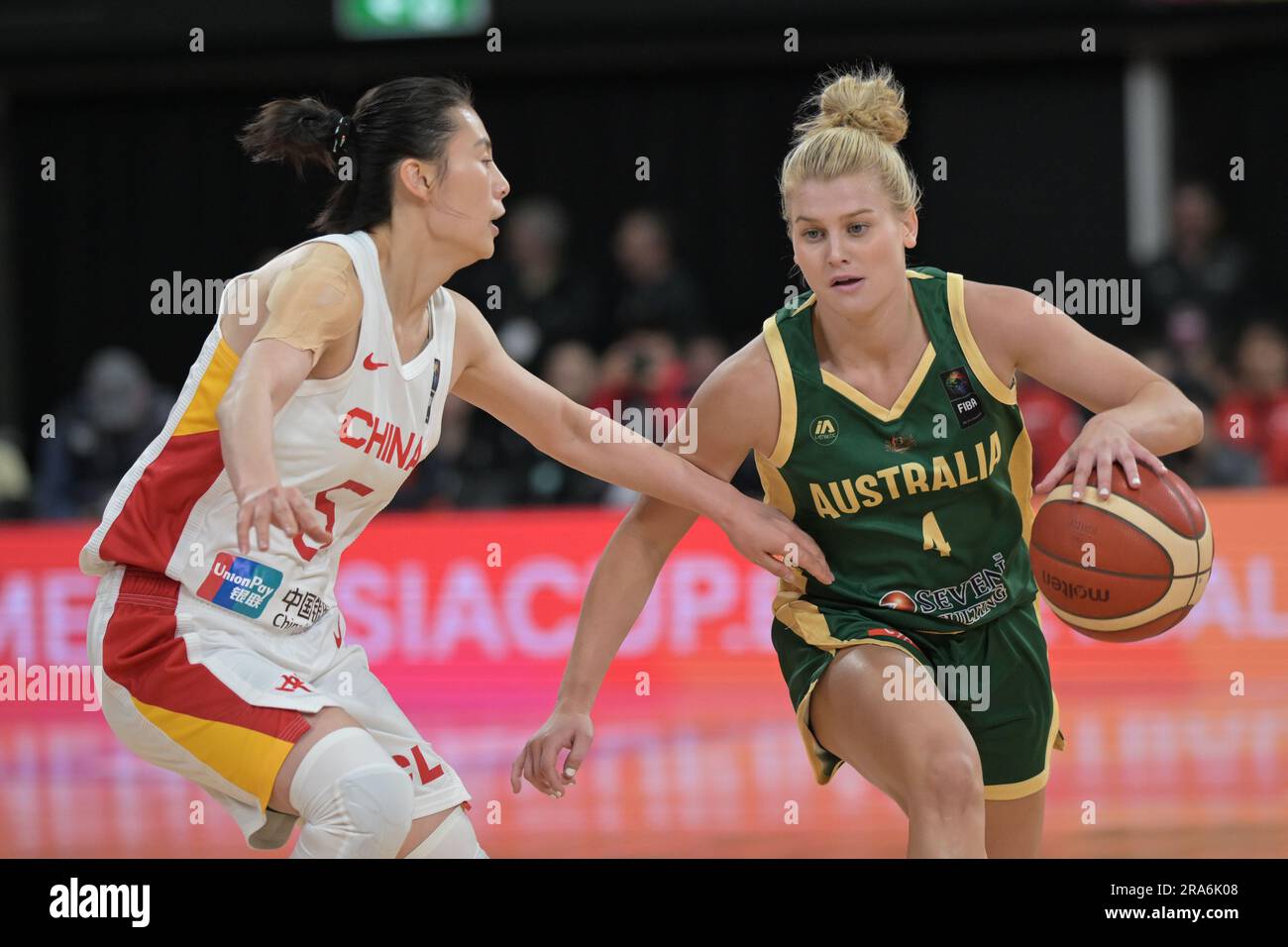 Sydney, Australie. 01st juillet 2023. Wang Siyu (L) de l'équipe China Women Basketball et l'équipe Shula Heal (R) d'Australie Women Basketball vus en action lors de la FIBA Women's Asia Cup 2023 Division Un match entre la Chine et l'Australie au Quay Center. Score final; Chine 74:60 Australie. Crédit : SOPA Images Limited/Alamy Live News Banque D'Images