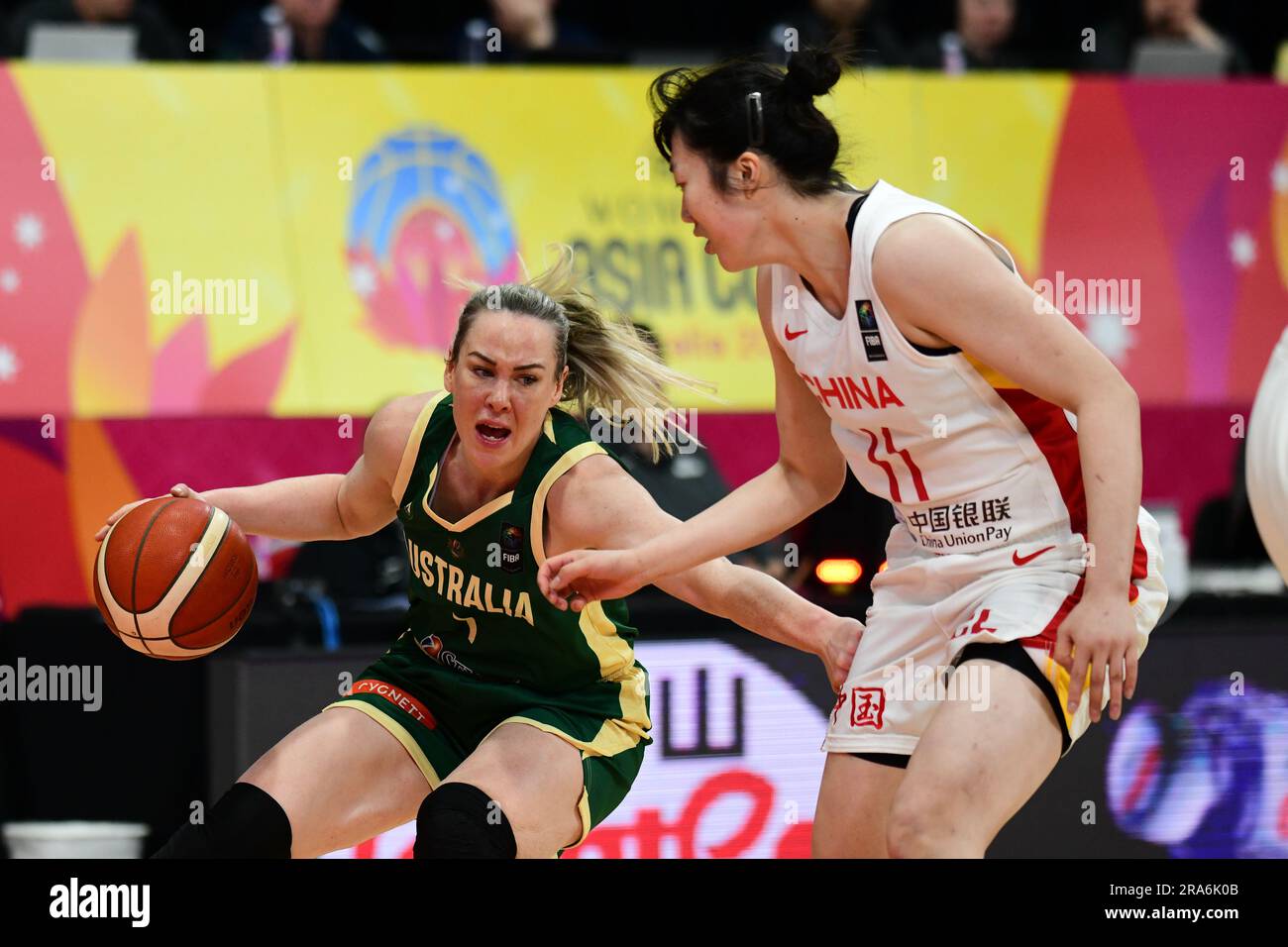 Sydney, Australie. 01st juillet 2023. Tess Madgen (L) de l'équipe de basketball féminin d'Australie et Luo Xinyu (R) de l'équipe de basketball féminin de Chine vu en action pendant la FIBA Women's Asia Cup 2023 Division Un match entre la Chine et l'Australie au Quay Center. Score final; Chine 74:60 Australie. Crédit : SOPA Images Limited/Alamy Live News Banque D'Images