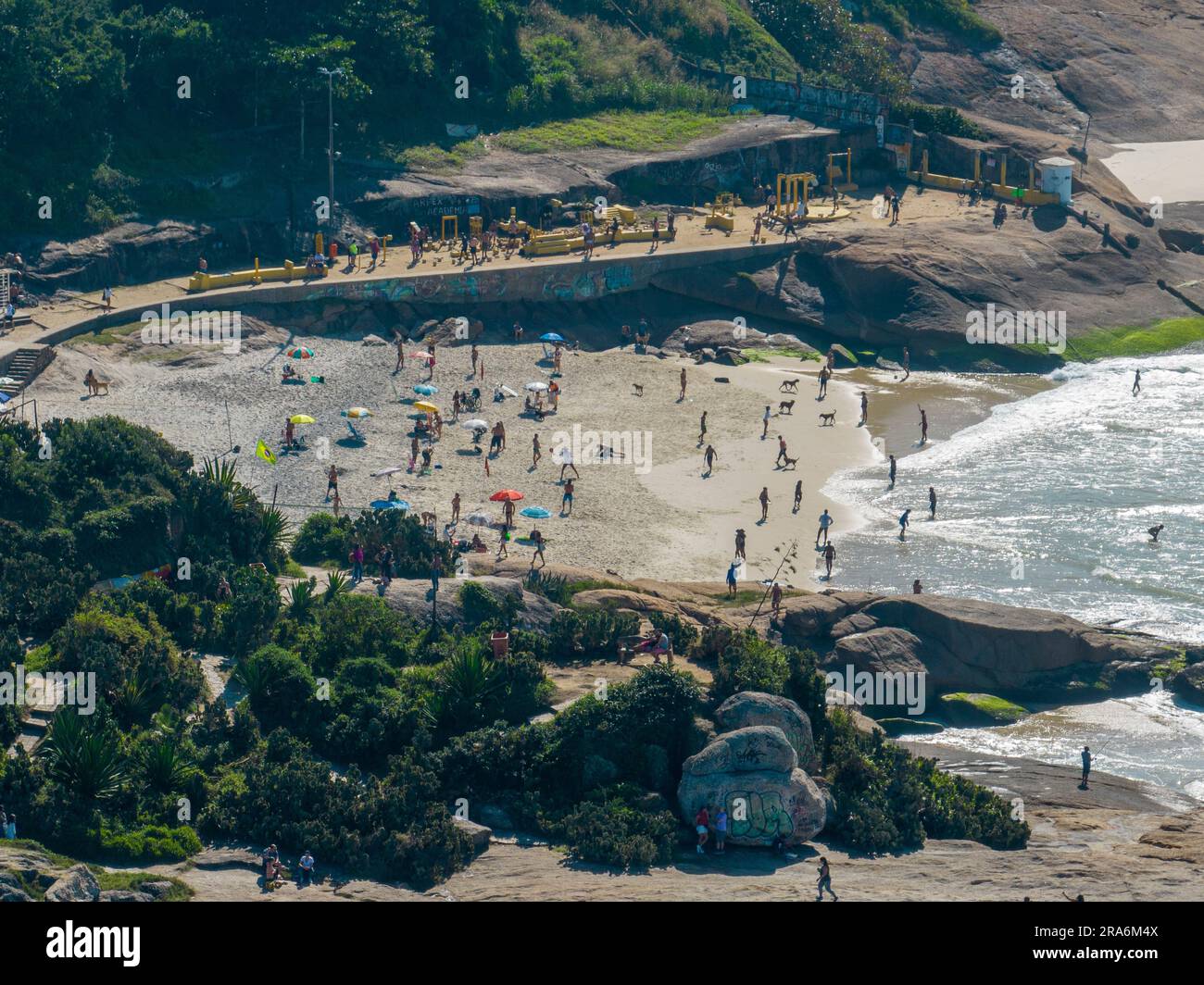 Vue aérienne sur la plage de Diabo, à proximité de la plage d'Ipanema et de Pedra do Arpoador. Les gens se bronzent. jouer sur la plage, sports nautiques. Rio de Janeiro. Brésil Banque D'Images