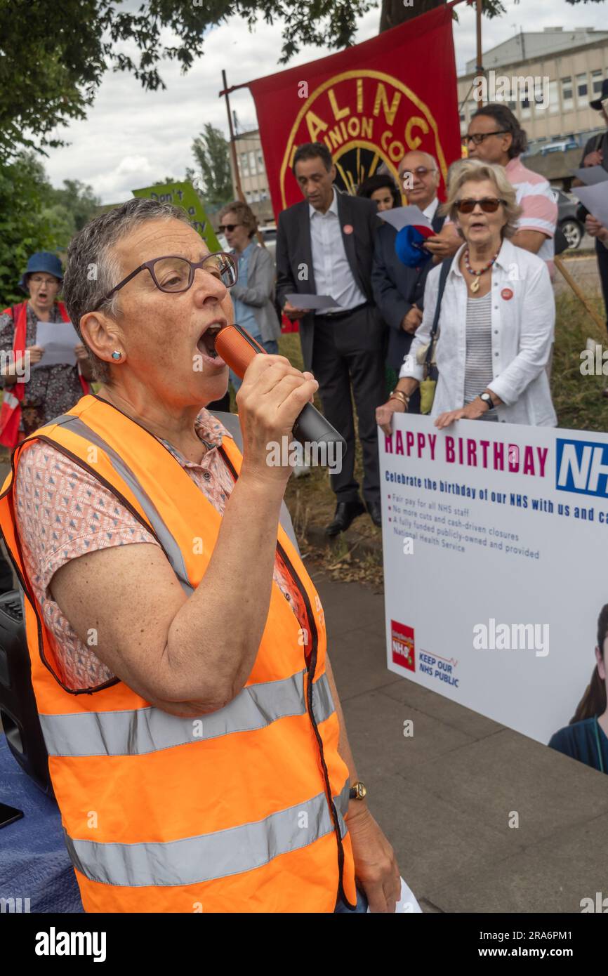 Londres, Royaume-Uni. 1 juillet 2023. Eve Turner, Ealing Save Our NHS, dirige un peu de chant. Les militants de Ealing Save notre NHS a célébré 75 ans du NHS sur le côté de la route principale en face de l'hôpital Ealing. Les orateurs ont appelé à un plan de main-d'œuvre approprié, soulignant l'échec du récent plan du gouvernement à reconnaître les réalités d'un système surtravaillé et sous-payé qui a été délibérément mis sur le terrain comme un prétexte pour la privatisation. Peter Marshall/Alay Live News Banque D'Images