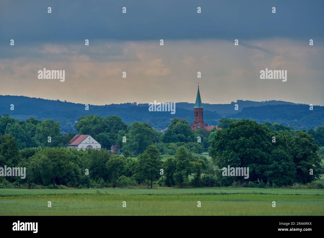 Plusieurs nuances de vert sous le ciel orageux dans le paysage rural de juin montagnes Owl Basse Silésie Pologne Banque D'Images