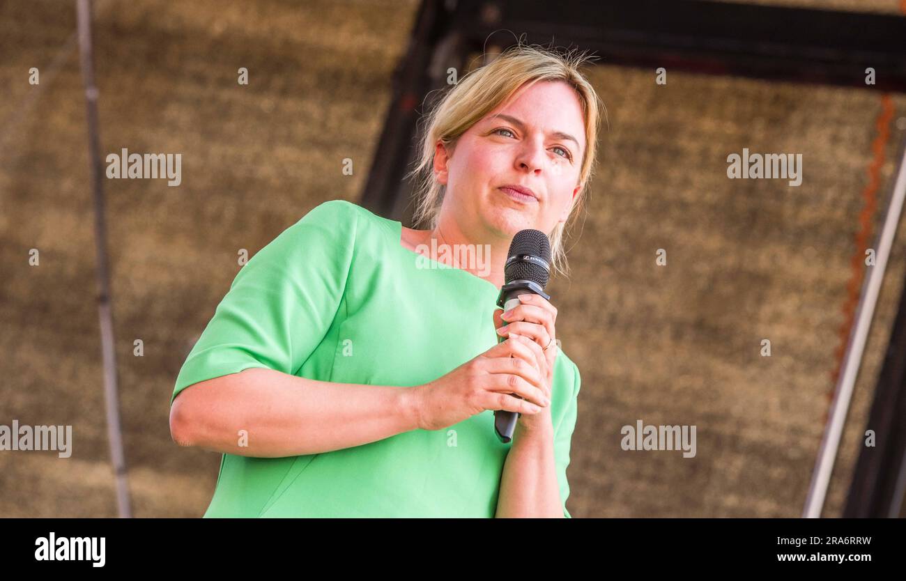 1 juillet 2023, Munich, Bavière, Allemagne: KATHARINA SCHULZE des Verts dans le Landtag bavarois. Dans la tradition de la démo #Ausgehetzt très réussie de 2018 et de mars, une coalition de personnalités politiques, de partis, de syndicats et de groupes civiques a organisé la démo #Ausgetrumpt contre la haine, la division sociétale, les fausses nouvelles et la mise en danger de la démocratie avant les élections Landtag à l'automne. Le mouvement a été déclenché après que le partenaire de la coalition bavaroise Hubert Aiwanger a prononcé un discours à Erding concernant la paisible minorité qui a pris la place de la démocratie. Le libellé aurait reflété ceux de l'AfD et Banque D'Images