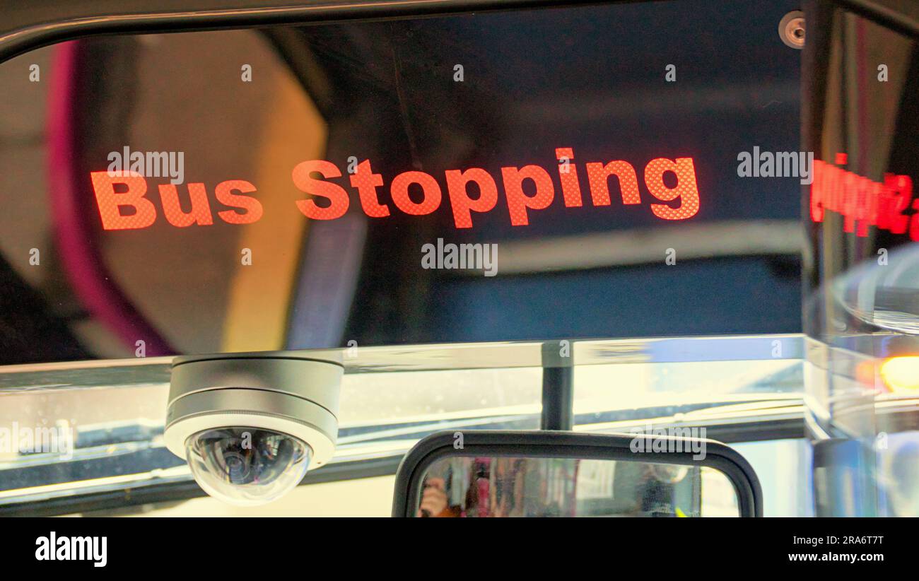premier panneau d'avertissement d'arrêt d'autobus à l'intérieur du véhicule Banque D'Images