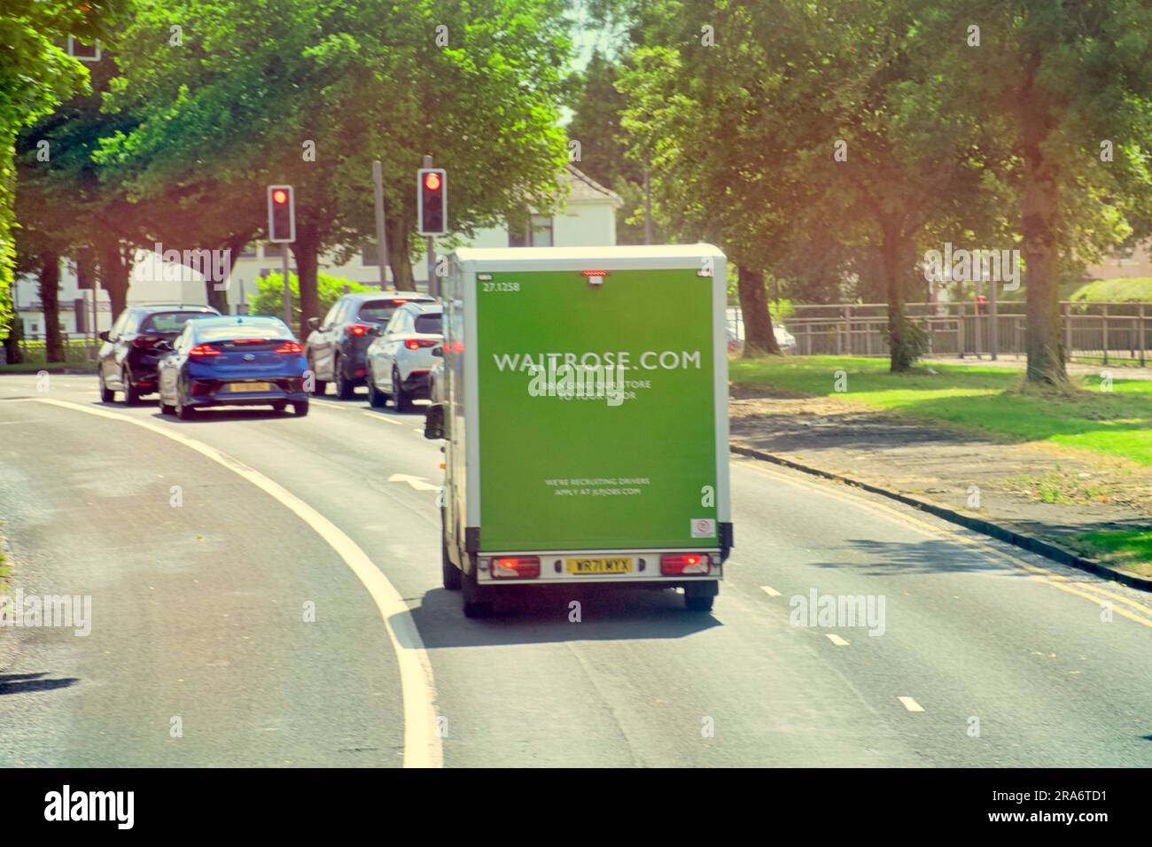 waitrose camion de livraison à domicile sur la route Banque D'Images