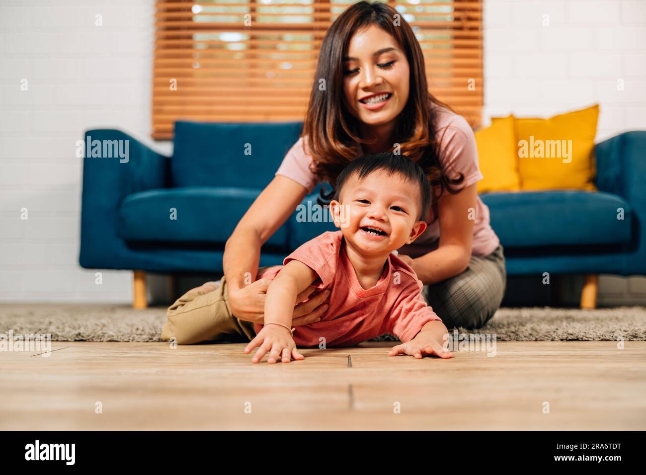 Famille joyeuse jouant ensemble dans le salon à la maison Banque D'Images