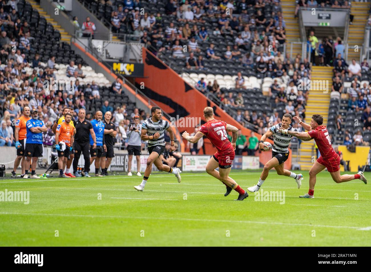 Hull, Royaume-Uni. 1st juillet 2023. Betfred Super League - Round 17: Hull FC contre Catalans Dragons. Arthur Romano, Catalans Dragons tente d'arrêter Carlos Tuimavave, Hull FC. Credit Paul Whitehurst/Alamy Live News Banque D'Images