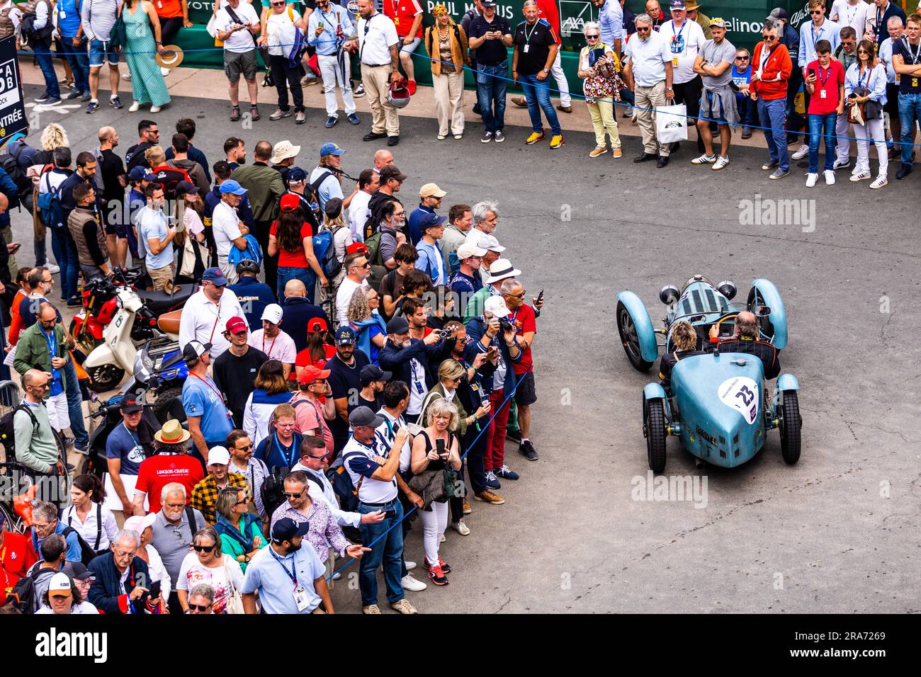 Le Mans, France. 01st juillet 2023. 23 GRAIGNIC (FRA), BRUNNER (FRA), Bugatti T35 B 1926, ambiance pendant le Mans Classic 2023 de 1 juillet à 3, 2023 sur le circuit des 24 heures du Mans, au Mans, France - photo Damien Saulnier/DPPI crédit: DPPI Media/Alay Live News Banque D'Images