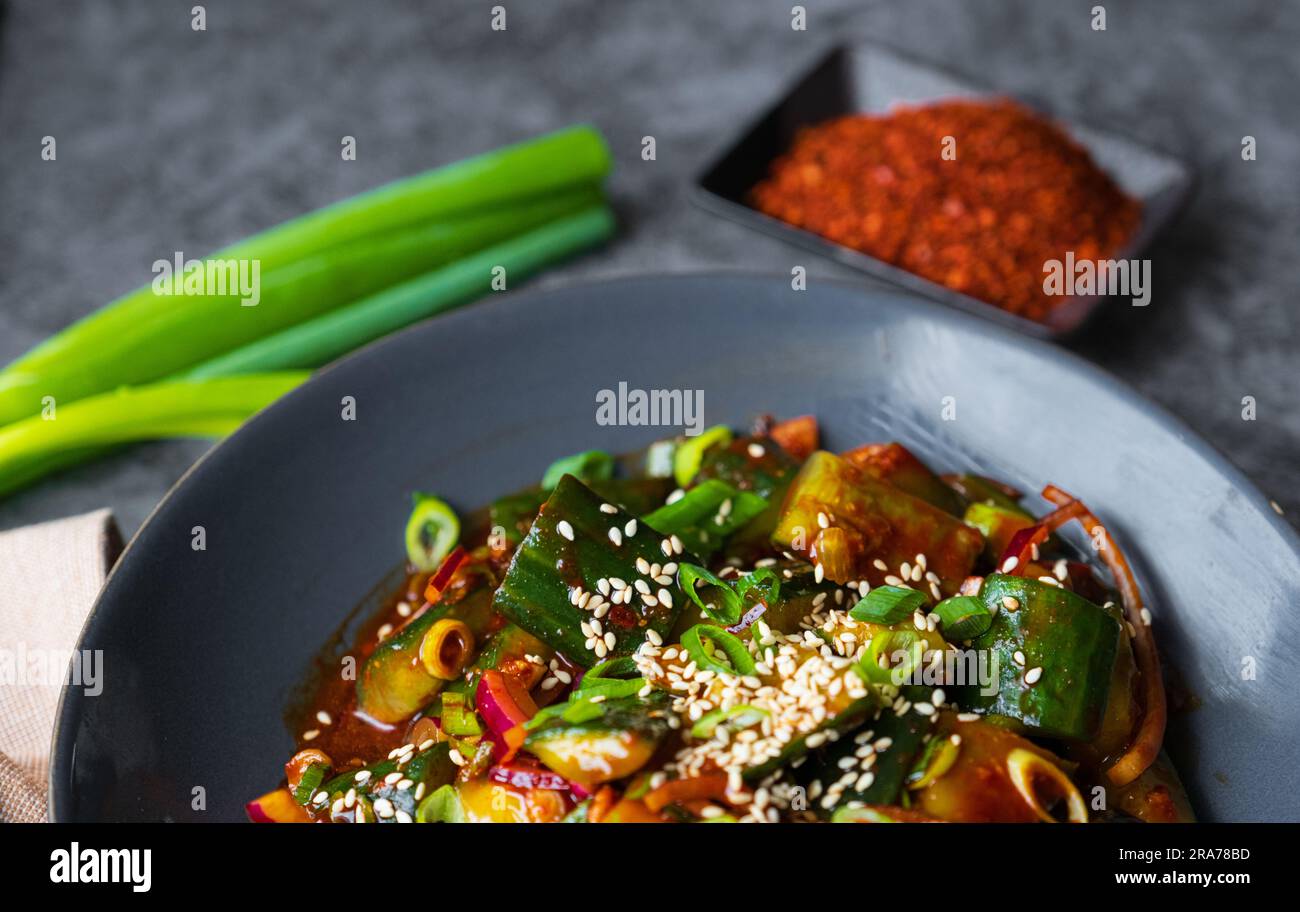 Gros plan de la salade de concombre écrasée avec piments et graines de sésame, vue du dessus. Cuisine chinoise. Cuisine japonaise, cuisine coréenne. Cuisine asiatique concep Banque D'Images