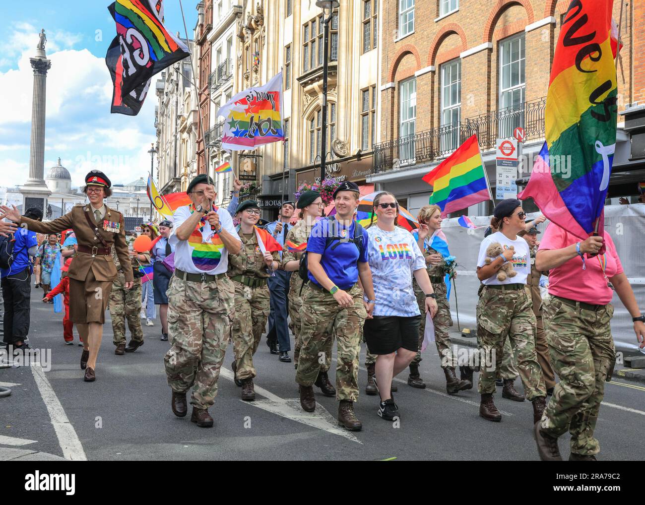 Londres, Royaume-Uni. 01st juillet 2023. L'armée britannique participe à la parade avec une bande, l'armée et des soldats de la marine. Participants, fêtards et spectateurs le long de la route de la Pride à Londres 2023 Parade. Cette année, 35 000 personnes devraient défiler dans le défilé avec environ 600 groupes composés de communautés LGBT. Credit: Imagetraceur/Alamy Live News Banque D'Images