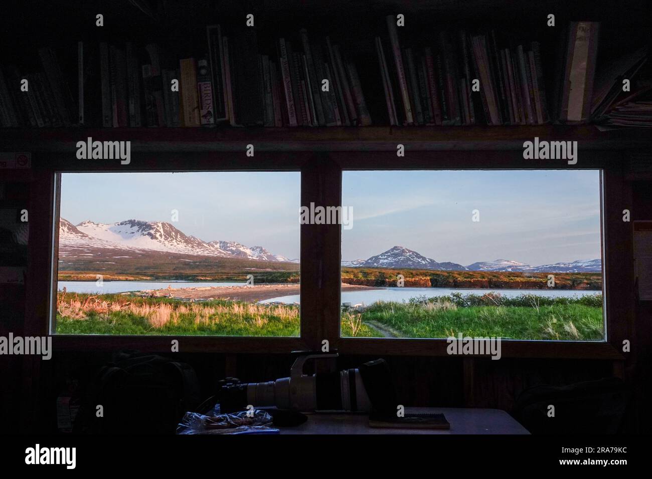 Admirez les fenêtres de la cabine de cuisinier des montagnes et des lagons de la réserve naturelle de la rivière McNeil, 18 juin 2023, sur la péninsule de Katmai, en Alaska. Le site éloigné n’est accessible qu’avec un permis spécial et contient la plus grande population saisonnière d’ours bruns au monde. Banque D'Images