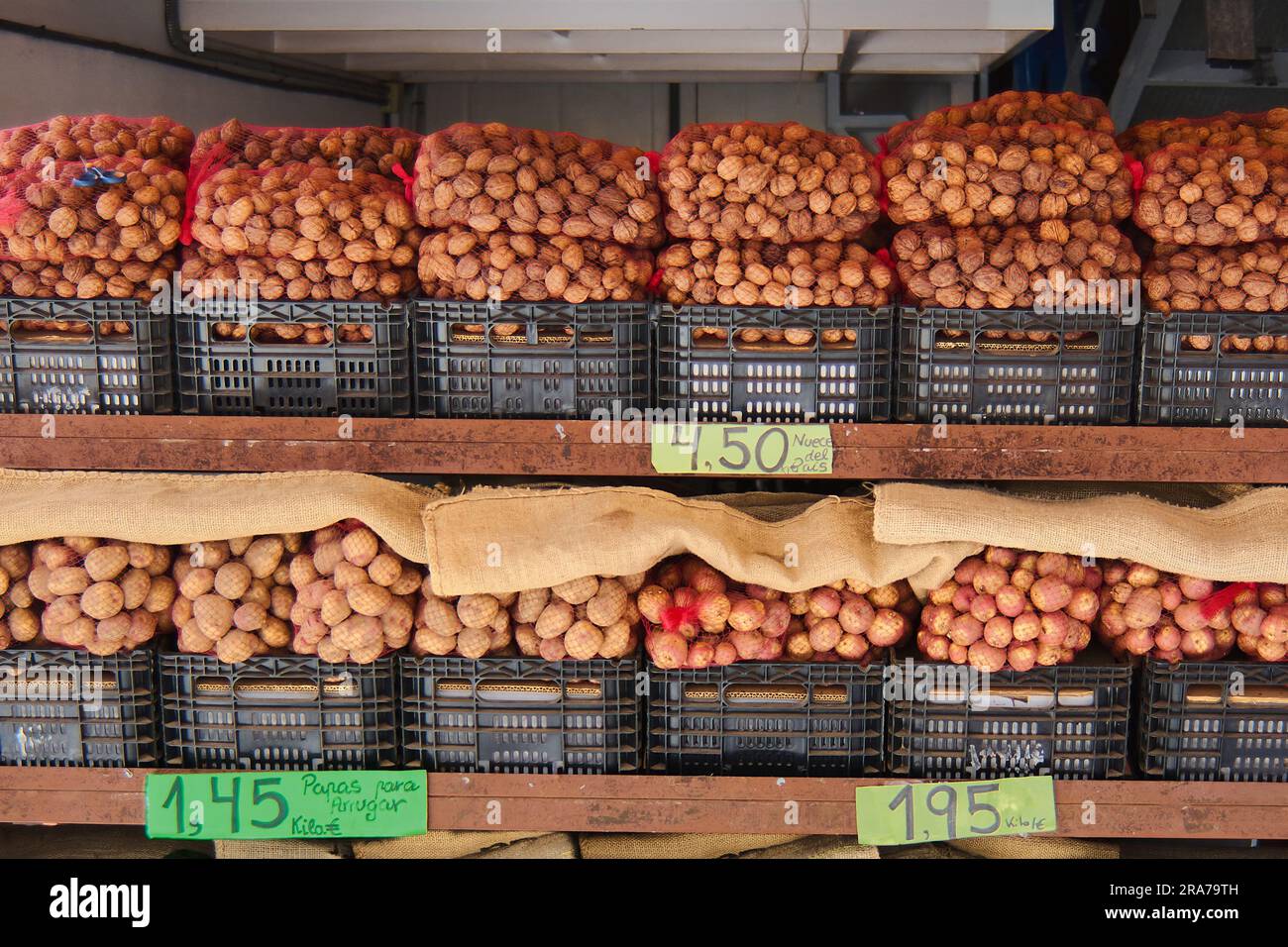 Street stall vendant des pommes de terre à faire des rides à Tenerife et sur la tablette supérieure de nombreux mayas de noix de pays dans des boîtes en plastique juste comme les pommes de terre, avec t Banque D'Images