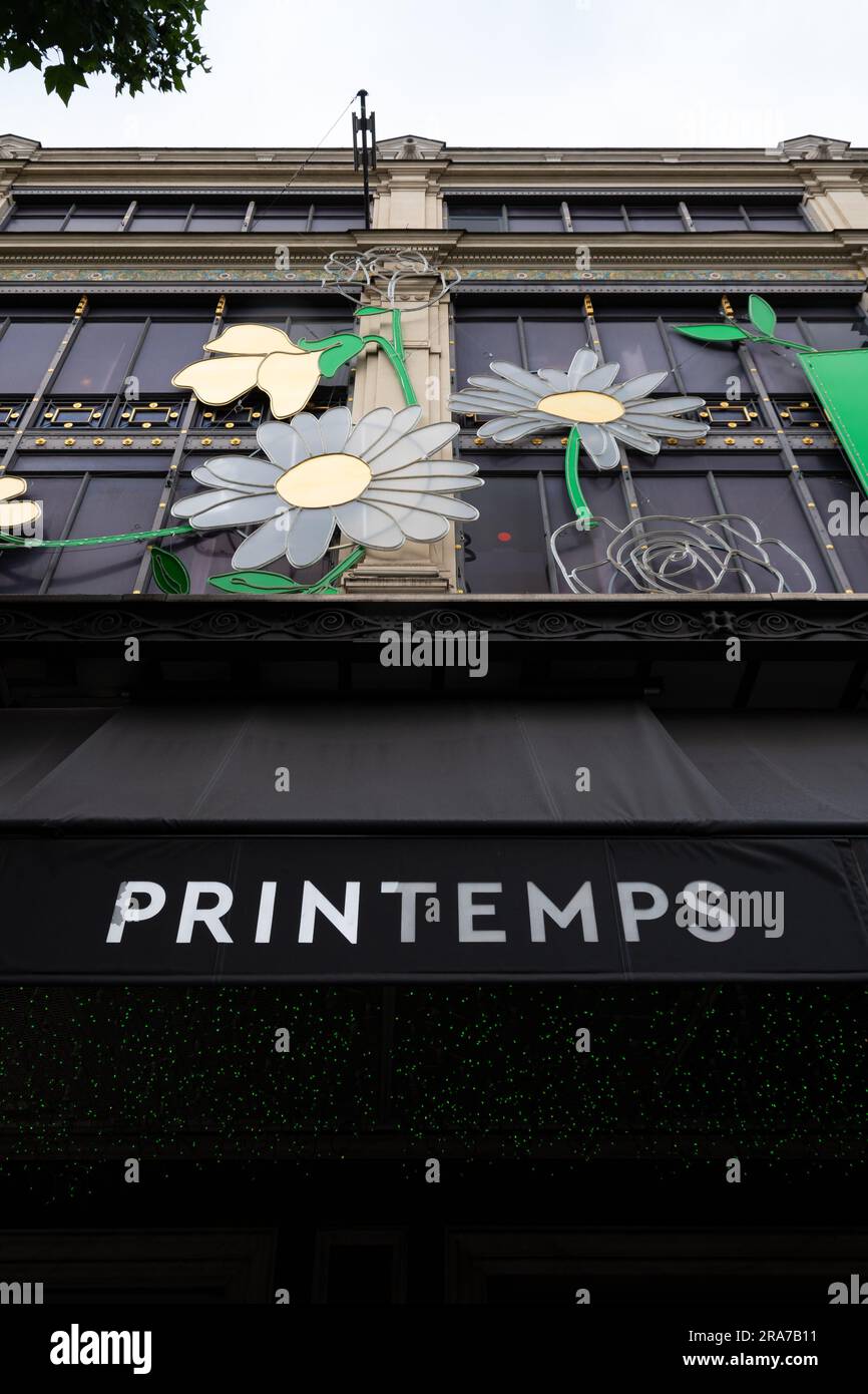Gros plan sur le mot « Printemps » écrit sur un auvent noir sur la façade du bâtiment historique du Printemps Haussmann, Paris, France Banque D'Images
