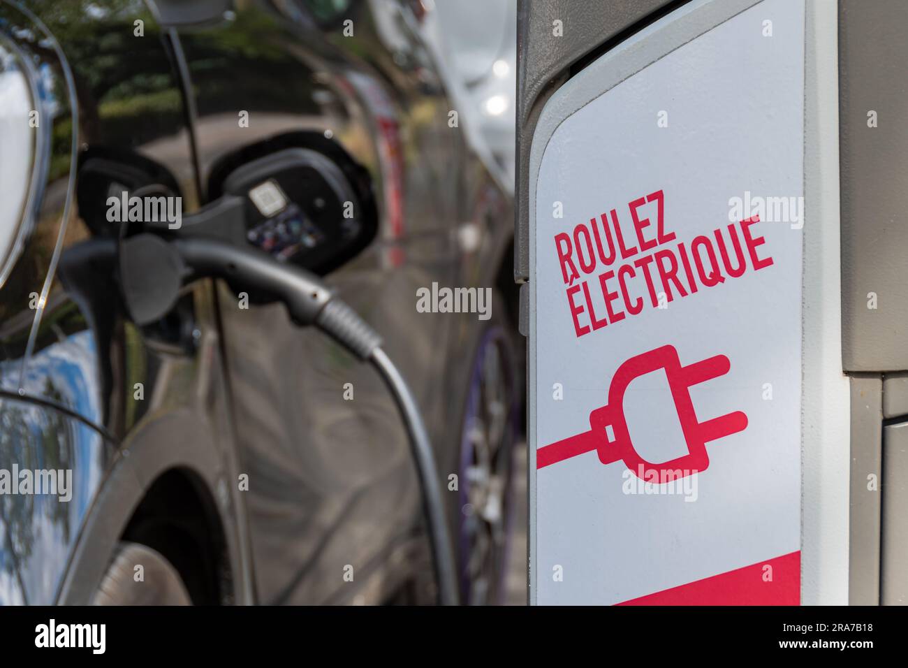 Borne de recharge pour voitures électriques appartenant au réseau Sigeif (Syndicat Intercommunal de gaz et d'électricité en Ile-de-France) Banque D'Images