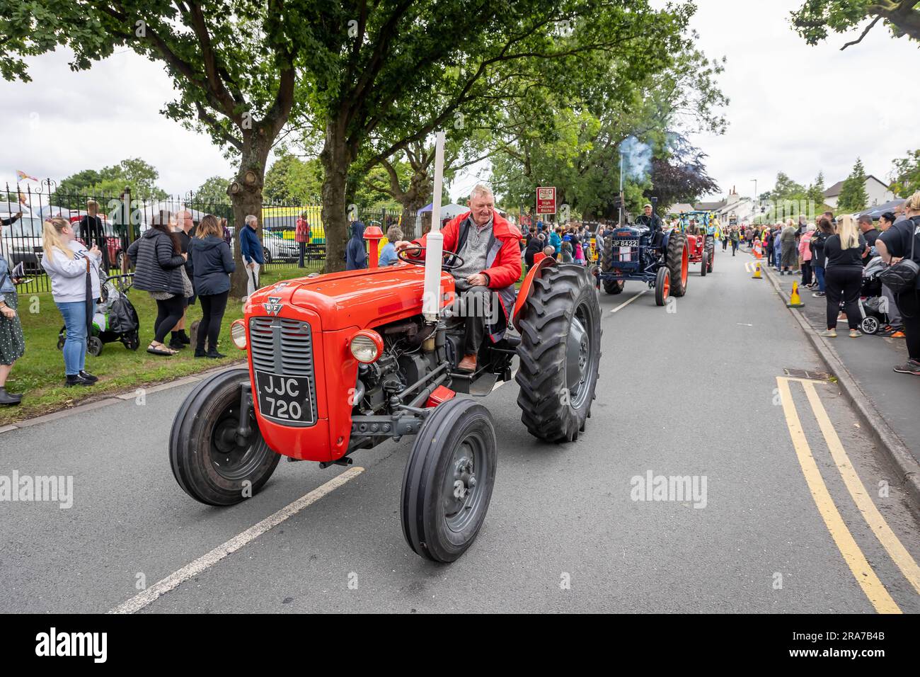 Juillet 2023 - Croft Carnaval parade avait une collection de tracteurs passant par le village Banque D'Images