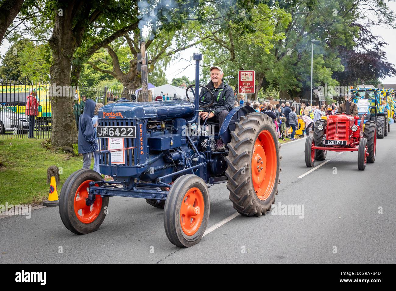 Juillet 2023 - Croft Carnaval parade avait une collection de tracteurs passant par le village Banque D'Images
