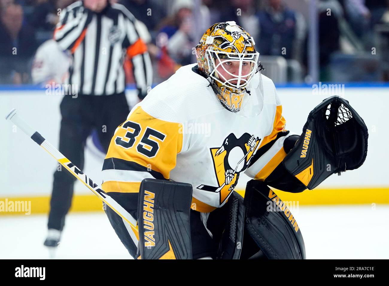FILE - Pittsburgh Penguins goaltender Tristan Jarry protects his net during the second period of an NHL hockey game against the New York Islanders, Tuesday, Dec. 27, 2022, in Elmont, N.Y. The Pittsburgh Penguins decided to bring back two-time All-Star goaltender Tristan Jarry, signing him Saturday, July 1, 2023 to a $26.875 million, 5-year deal with a $5.375 million annual cap hit through 2028.(AP Photo/Frank Franklin II, File) Banque D'Images