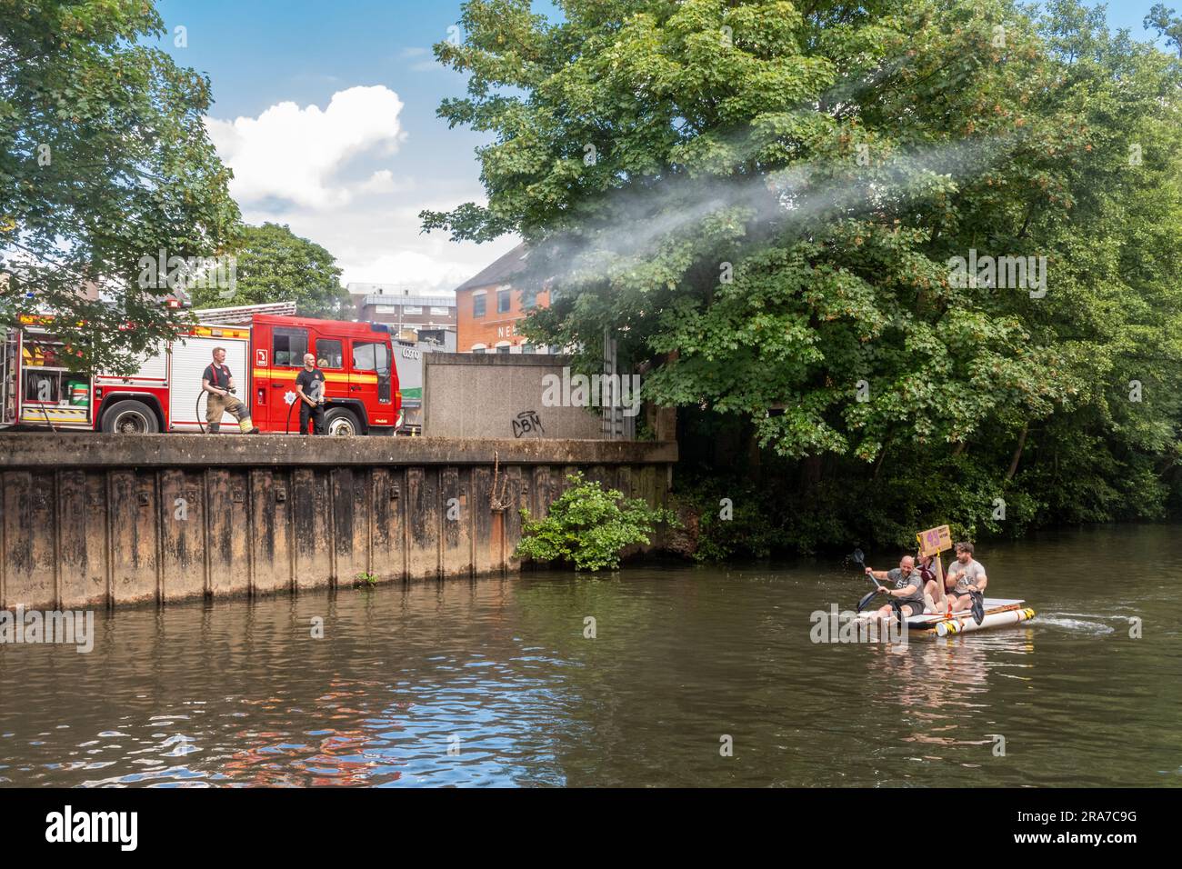1 juillet 2023. La course annuelle de radeau de Guildford sur la rivière Wey, un événement de collecte de fonds organisé par les Lions de Guildford, Surrey, Angleterre, Royaume-Uni Banque D'Images
