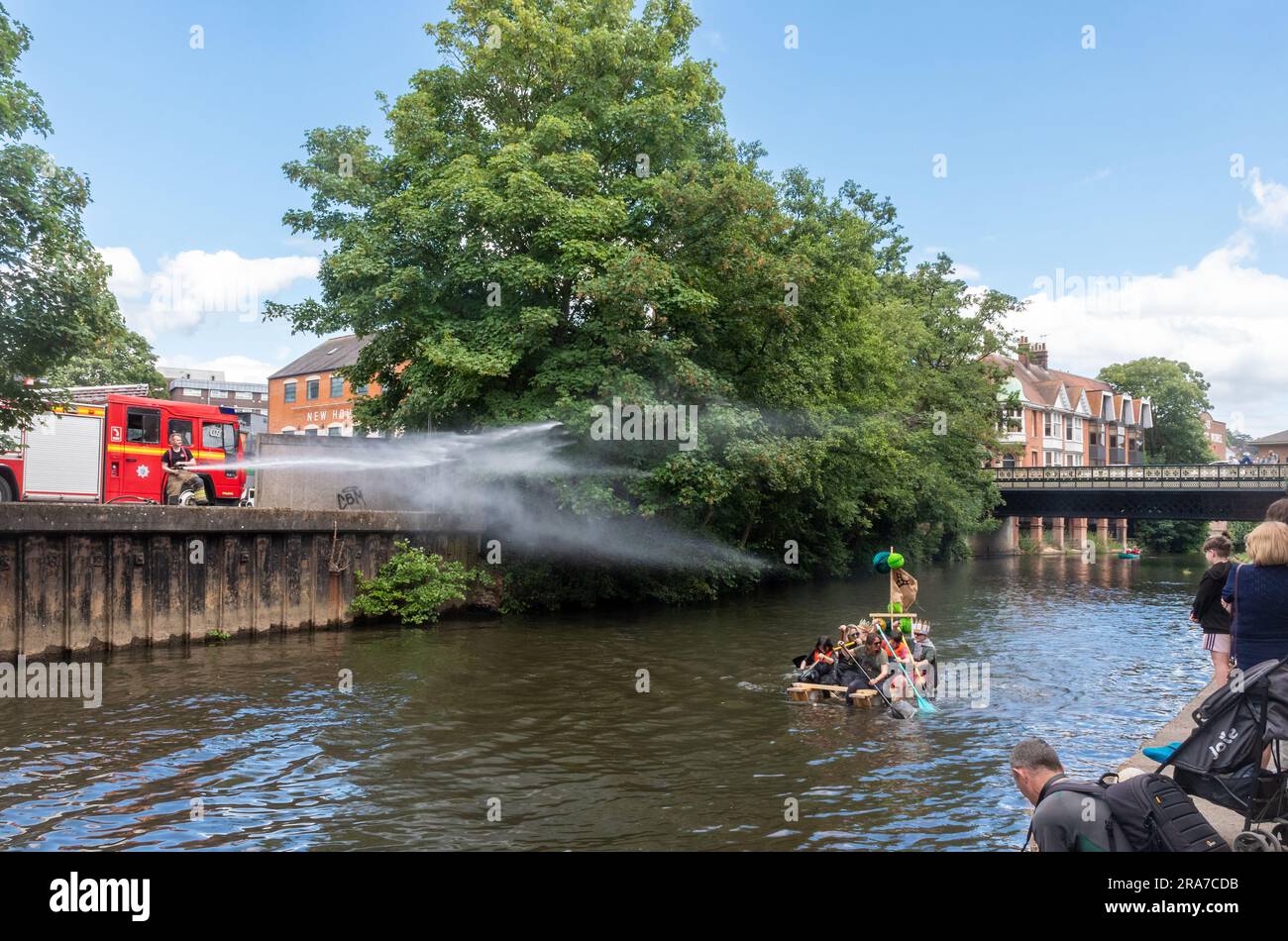 1 juillet 2023. La course annuelle de radeau de Guildford sur la rivière Wey, un événement de collecte de fonds organisé par les Lions de Guildford, Surrey, Angleterre, Royaume-Uni Banque D'Images