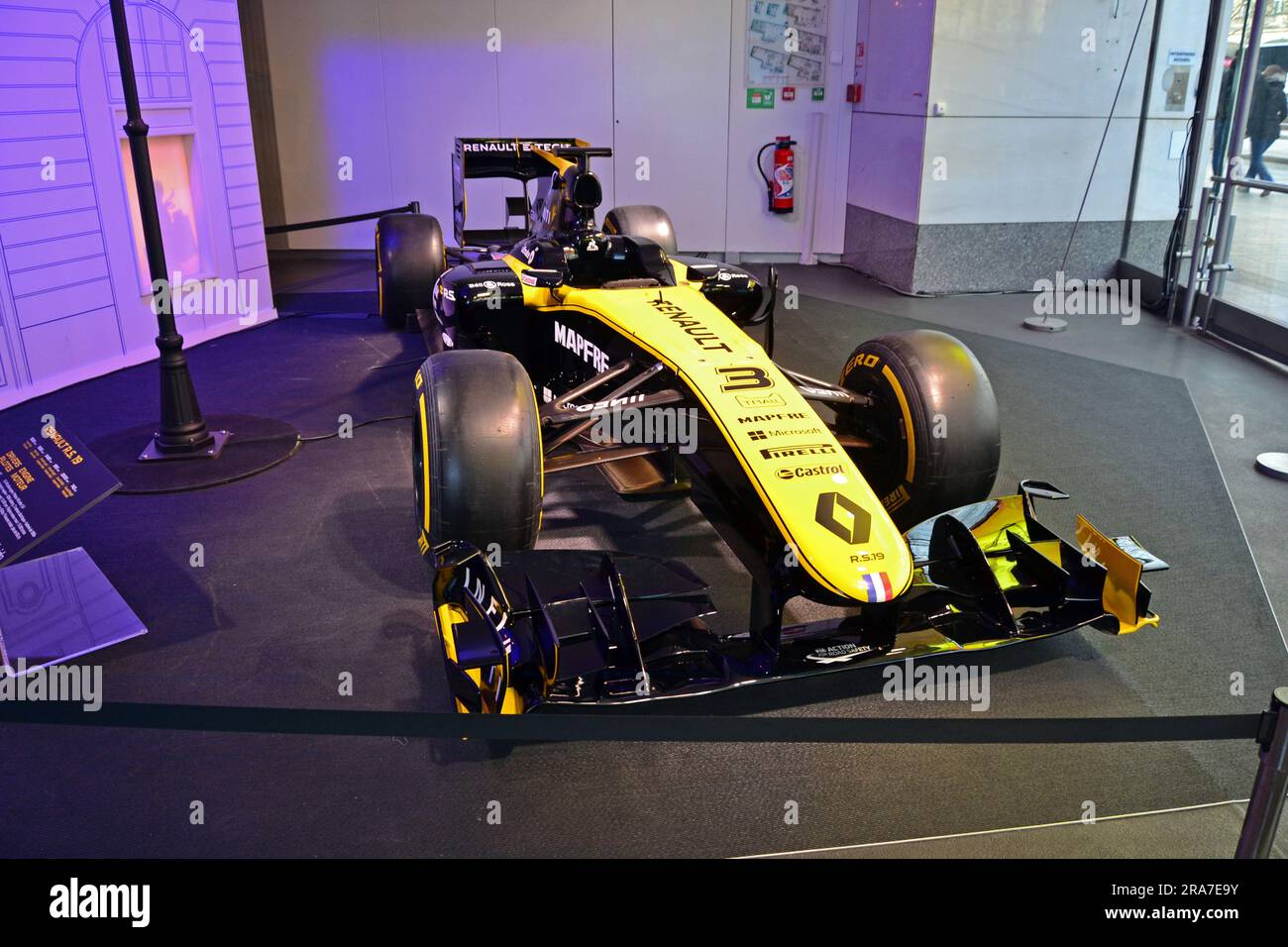 Paris, France - 3 février 2020 : Focus sur la voiture de Formule 1 Renault R.S. 19 dans le showroom de Renault, sur les champs-Elysées. Banque D'Images