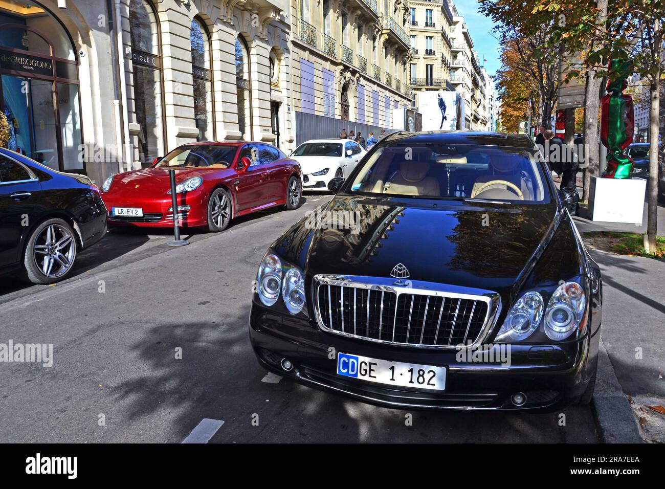 Paris, France - 26 octobre 2019 : Black Maybach 57 stationné sur l'avenue George V. Vous pouvez également voir une Porsche Panamera rouge et une Maserati Ghibli blanche. Banque D'Images