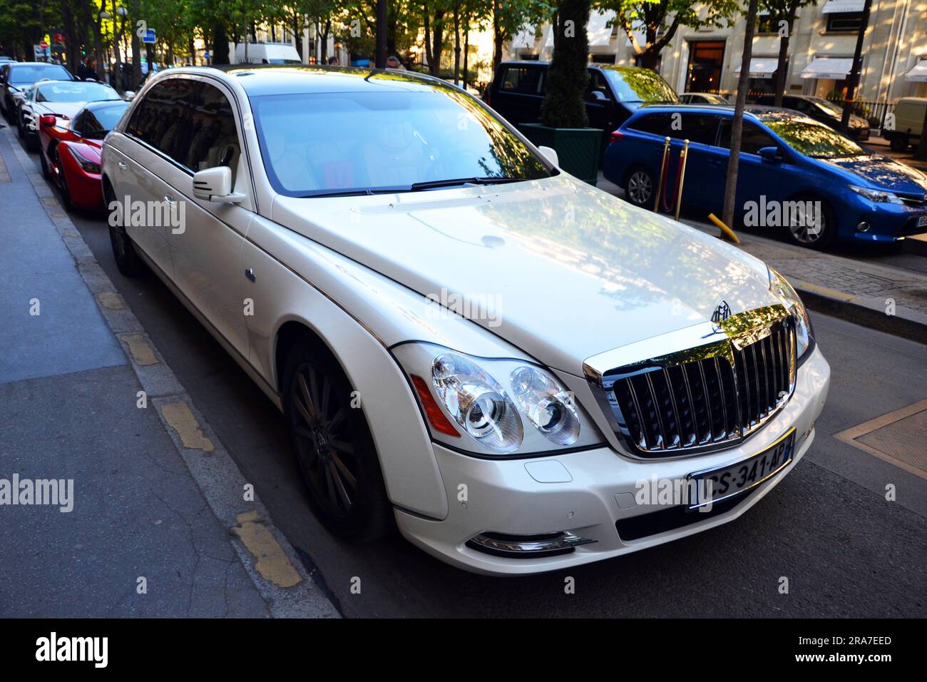 Paris, France - 18 avril 2015 : Mercedes Maybach 62 blanche garée sur l'avenue George V. Vue de face de cette limousine allemande. Il est garé devant un Banque D'Images