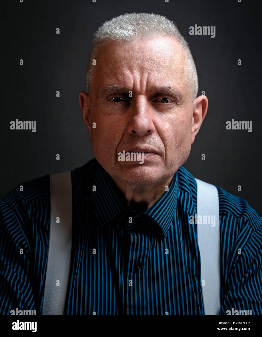 Homme mûr regardant dans l'appareil photo gros plan portrait Banque D'Images