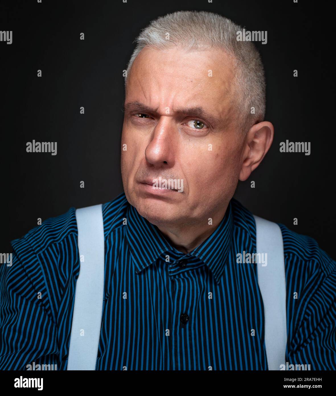 Homme mûr regardant dans l'appareil photo gros plan portrait Banque D'Images