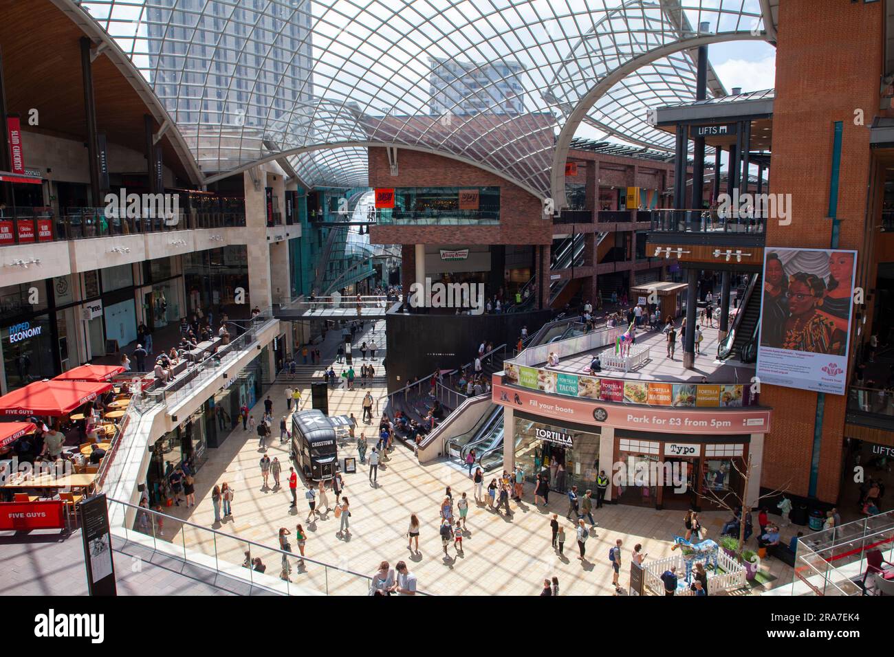 Le personnel fait la boutique au Cabot Circus à Bristol, conçu par les architectes Chapman Taylor. Banque D'Images