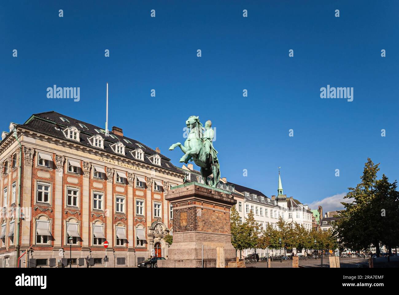 Copenhague, Danemark - 15 septembre 2010: Statue équestre d'Absalon sur de hauts stands de piédestal sur les Plads de Hojbro en face de la demeure historique de Matrike Banque D'Images