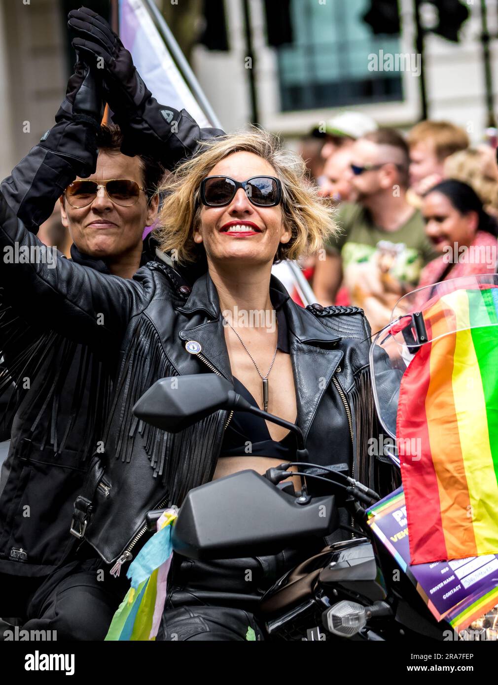 Pride March, Londres, Royaume-Uni. 1st juillet 2023. Des milliers de personnes participent à la Marche de la fierté de Londres, acclamé par des dizaines de milliers de spectateurs le long de la route entre Hyde Park et Trafalgar Square Newpics UK South/Alay Live News Banque D'Images