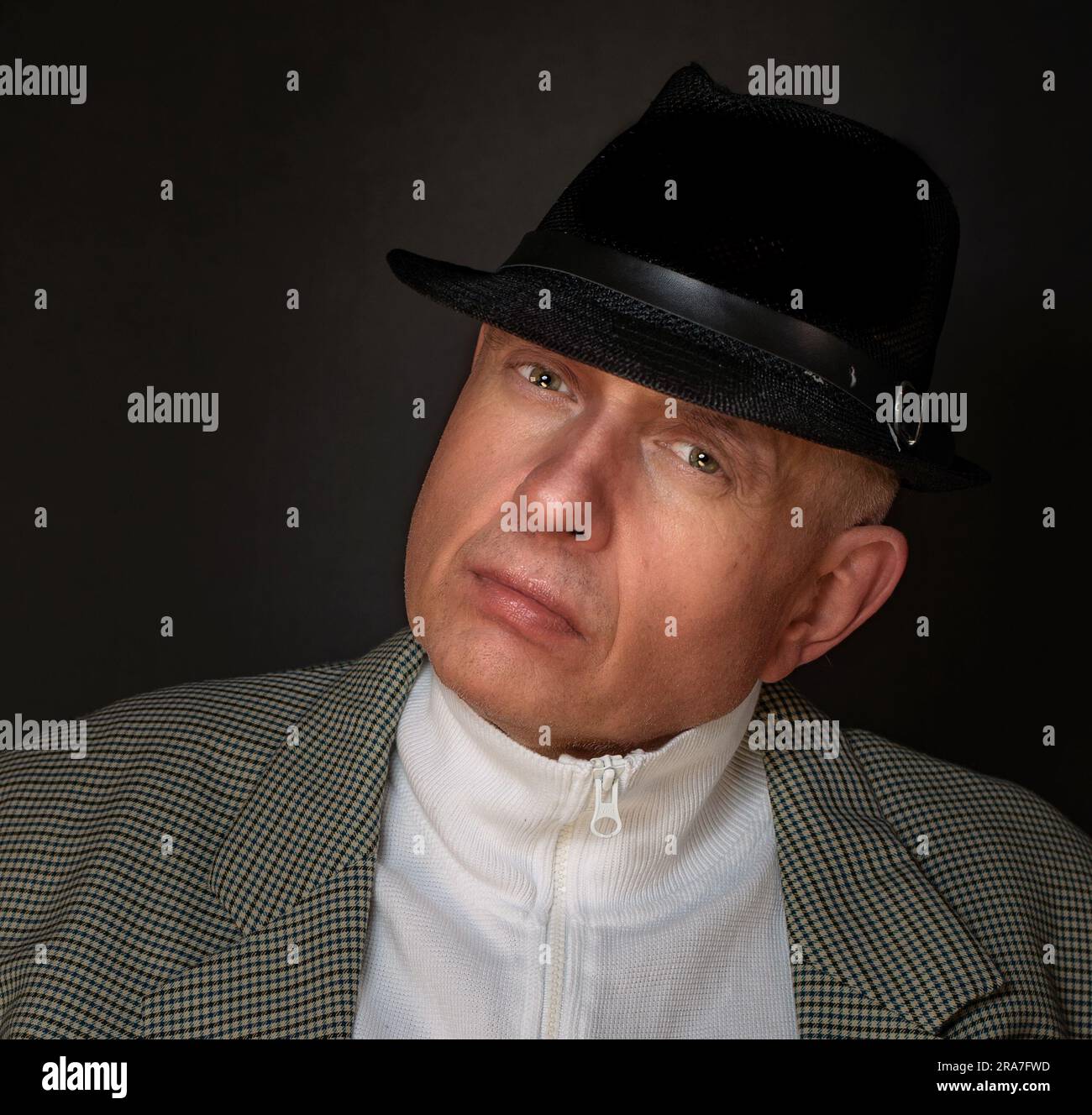 Homme mûr regardant dans l'appareil photo gros plan portrait Banque D'Images