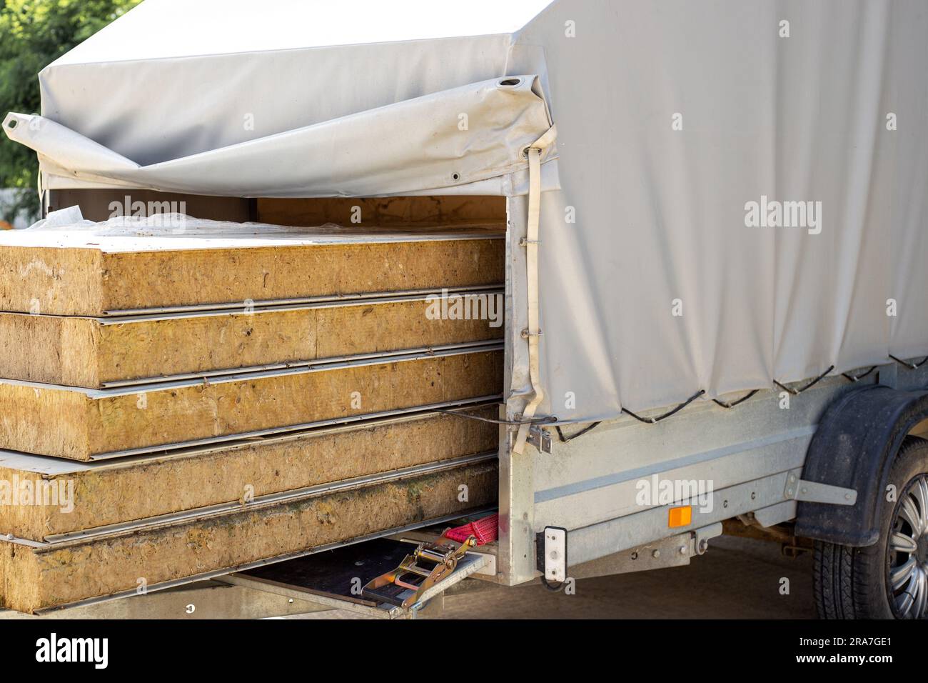 Transport de panneaux isolés de façade dans une remorque de voiture. remorque chargée. Banque D'Images