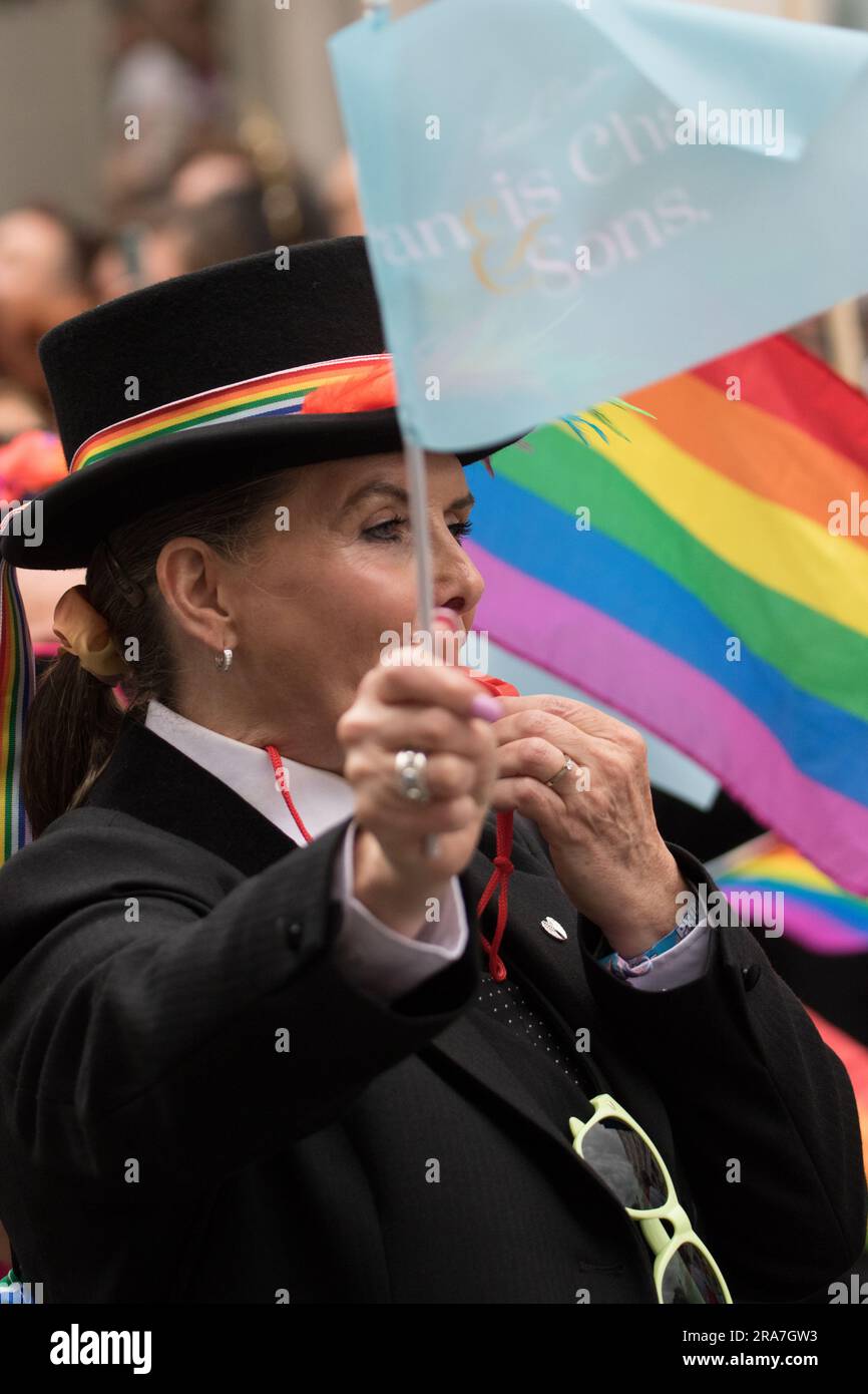 Pride March, Londres, Royaume-Uni. 1st juillet 2023. Des milliers de personnes participent à la Marche de la fierté de Londres, acclamé par des dizaines de milliers de spectateurs le long de la route entre Hyde Park et Trafalgar Square Newpics UK South/Alay Live News Banque D'Images