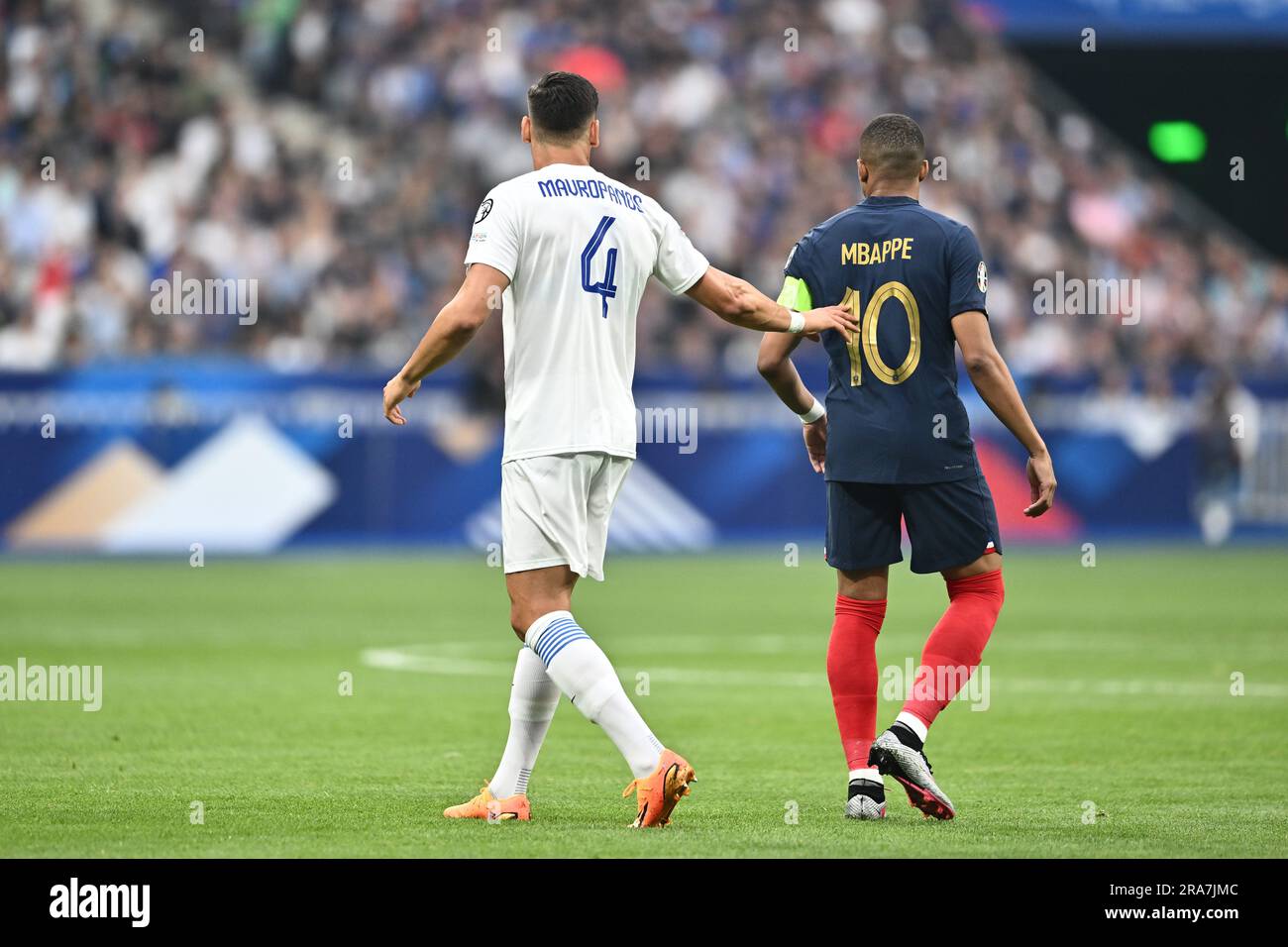 PARIS, FRANCE - JUIN 19 : Dinos Mavropanos de Grèce et Kylian Mbappe de France pendant le match de qualification de l'UEFA EURO 2024 entre Franc Banque D'Images