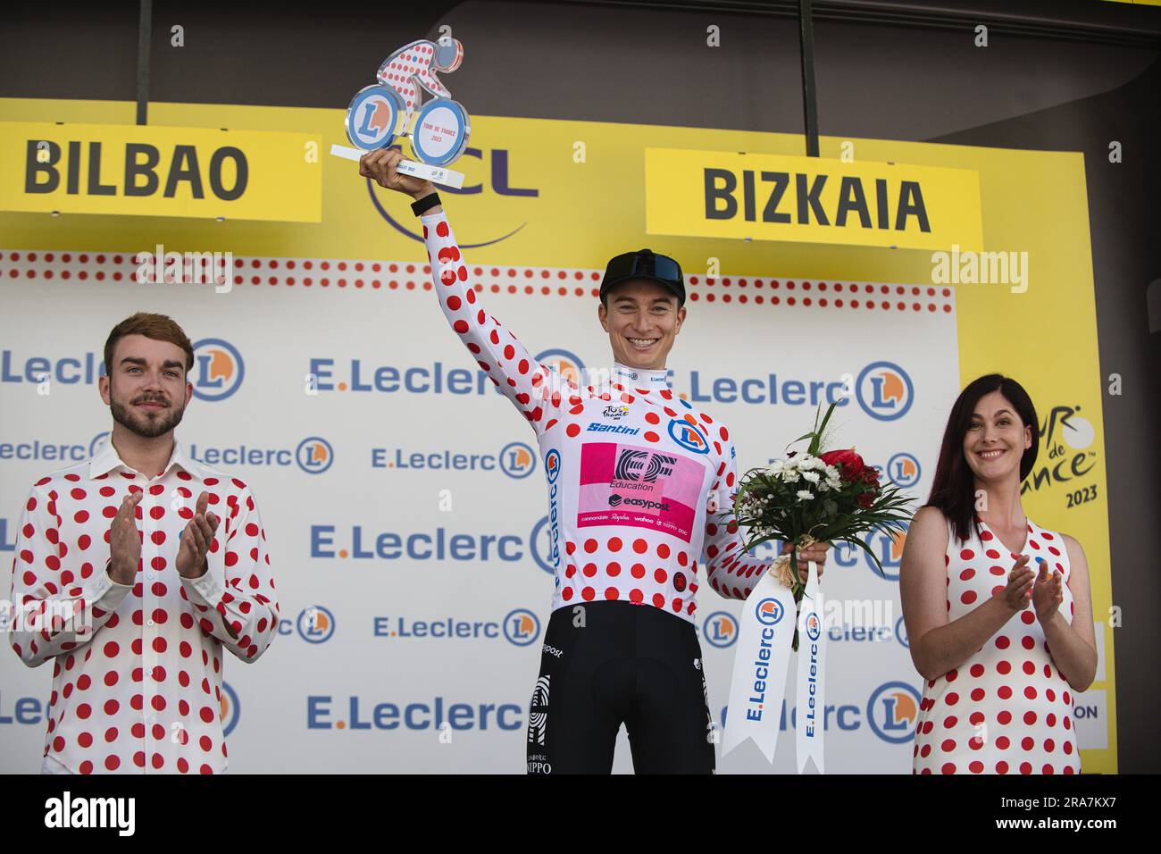 Neilson Powless sur le podium à Bilbao avec le maillot Tour de France 2023 points de montagne