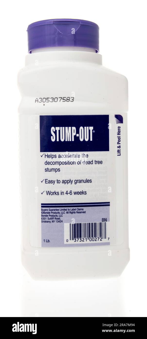 Winneconne, WISCONSIN - 25 juin 2023 : une bouteille de Stump Out pour les souches d'arbres morts sur un fond isolé. Banque D'Images