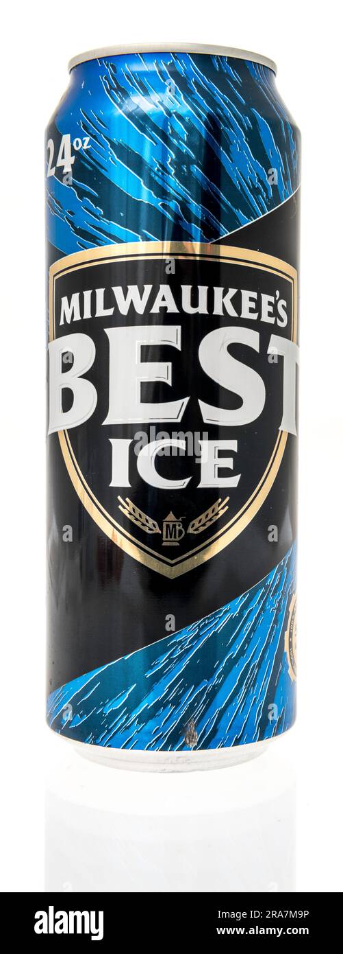 Winneconne, WISCONSIN - 25 juin 2023 : une boîte de la meilleure bière glacée de Milwaukee sur un fond isolé. Banque D'Images