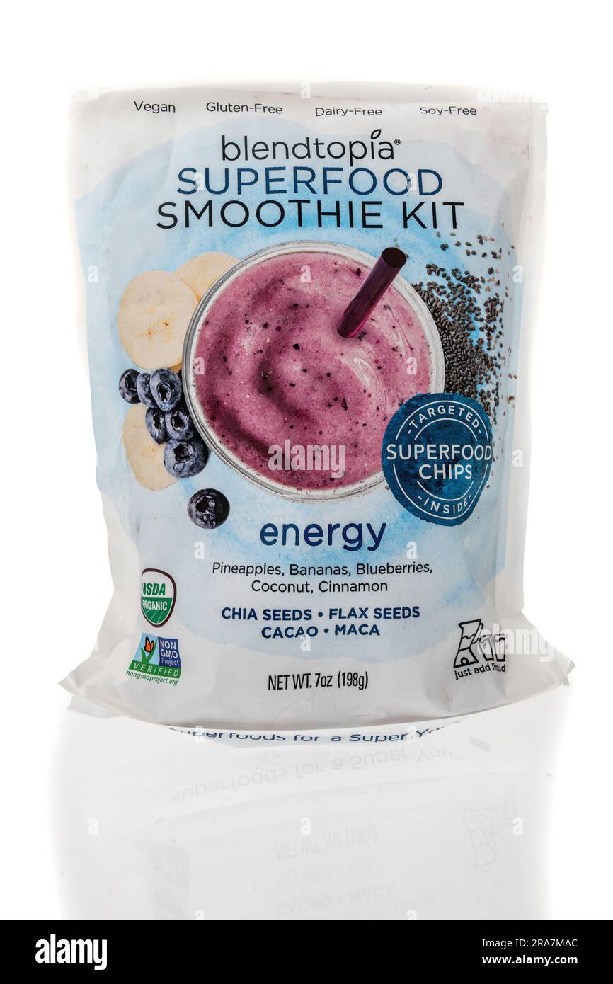 Winneconne, WI - 25 juin 2023 : un kit de smoothie Superfood Blendtopia sur un fond isolé. Banque D'Images