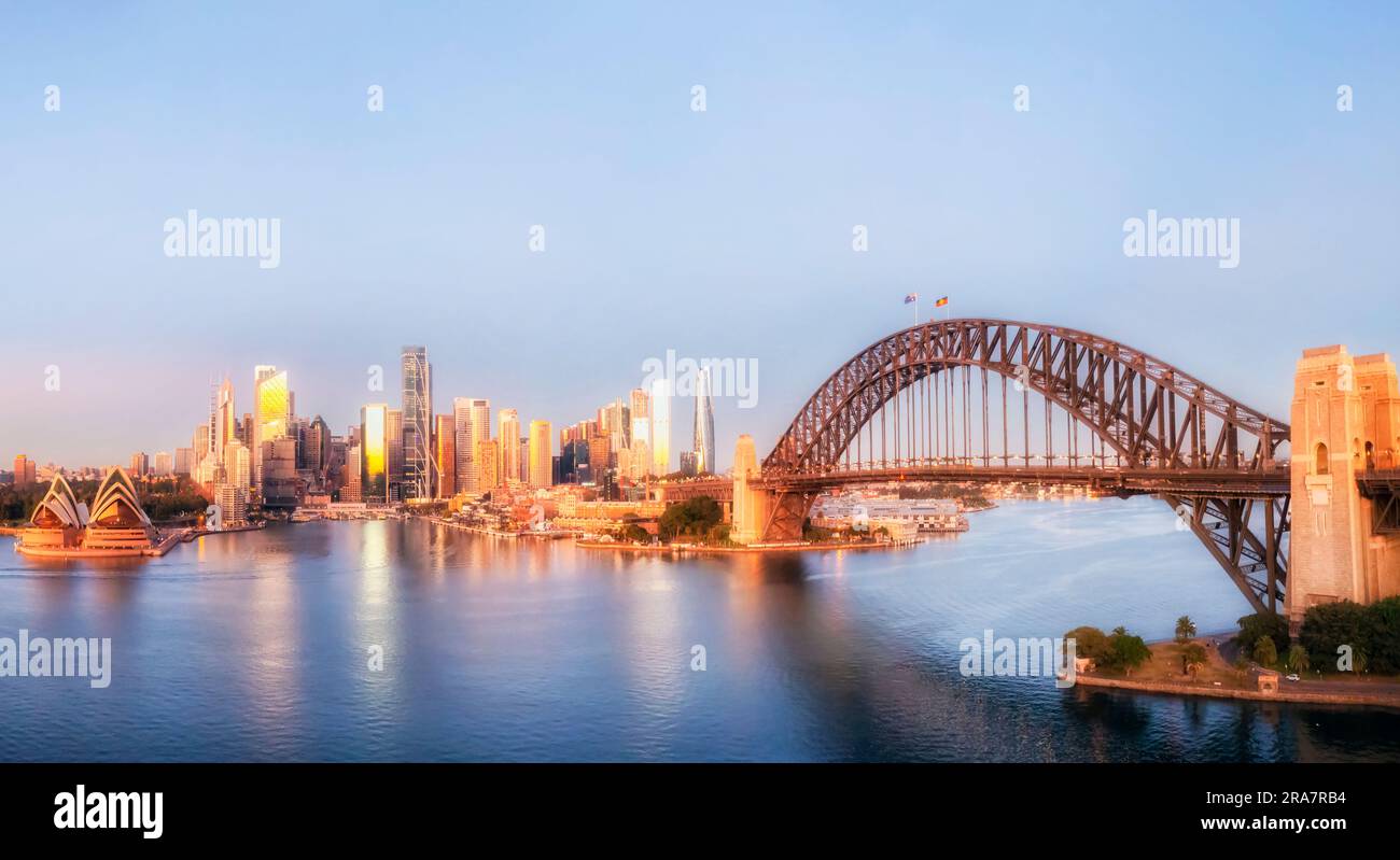 Vue panoramique du port de la ville de Sydney au lever du soleil sur les principaux sites de l'architecture en Australie. Banque D'Images