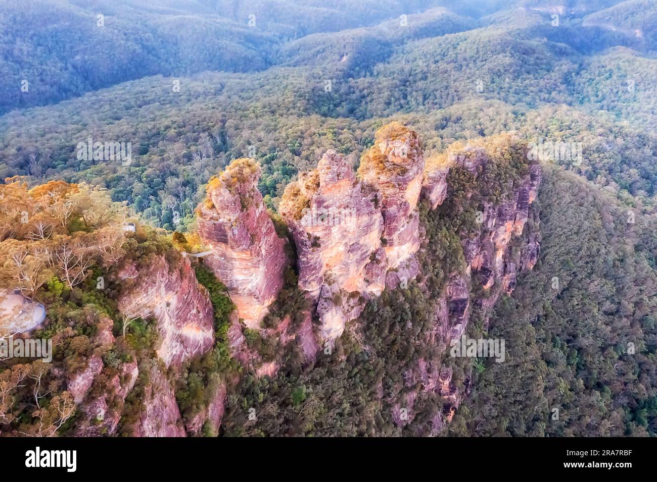 Au-dessus de la formation rocheuse de trois sœurs dans les Blue Mountains d'Australie au centre d'accueil de point d'écho de Katoomba. Banque D'Images