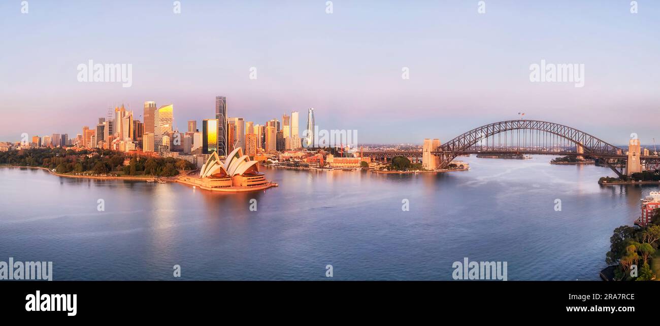 Fermez le soleil éclairé paysage urbain de la ville de Sydney port monuments de l'architecture en bord de mer dans le panorama aérien. Banque D'Images