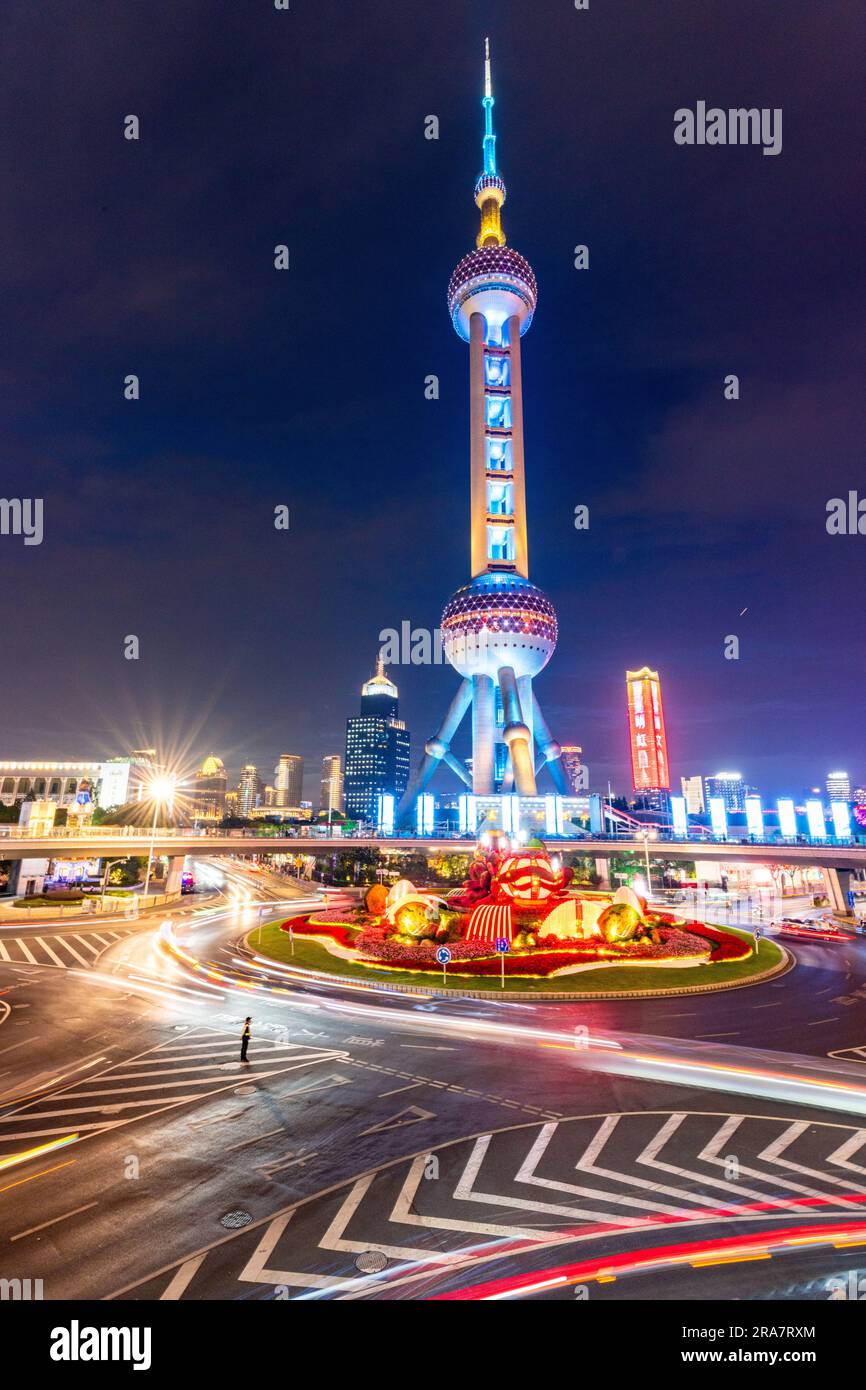 Le cercle de circulation de Lujiazui vu la nuit avec des sentiers de lumière et la tour orientale de TV Pearl derrière à Lujiazui, district de Pudong, Shanghai, Chine. Banque D'Images