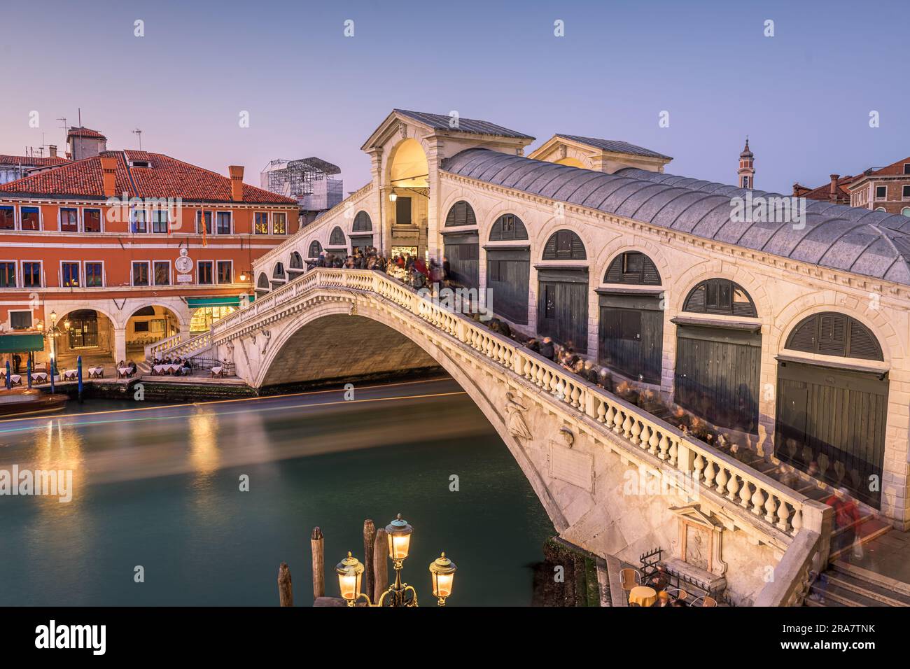 Venise, Italie au pont du Rialto, au crépuscule, sur le Grand Canal. Banque D'Images